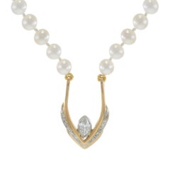 14KT zweifarbiges Gold Marquise und runde Diamanten V-Anhänger auf Akoya Perlen Strang