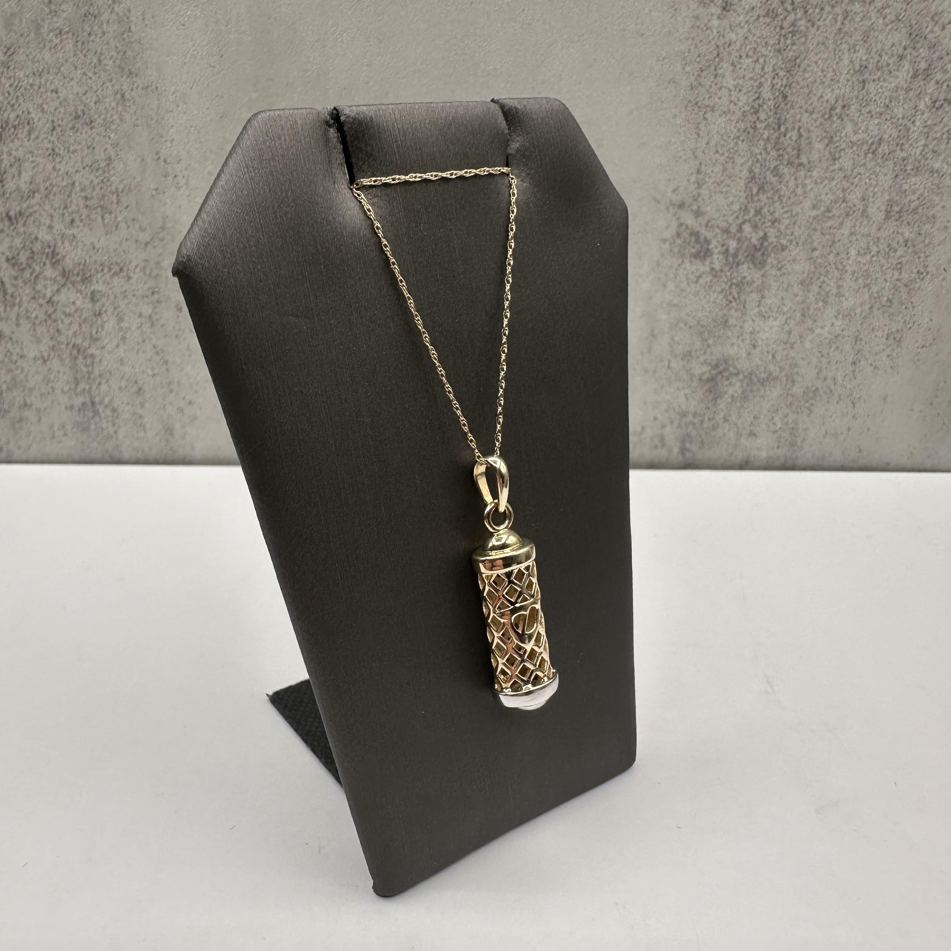 Verleihen Sie Ihrer Sammlung Bedeutung und Eleganz mit dieser zweifarbigen 14kt Mezuzah-Halskette, einer wunderschönen Mischung aus Glauben und feiner Handwerkskunst. Der aus Gelb- und Weißgold gefertigte Mezuzah-Anhänger symbolisiert Schutz und