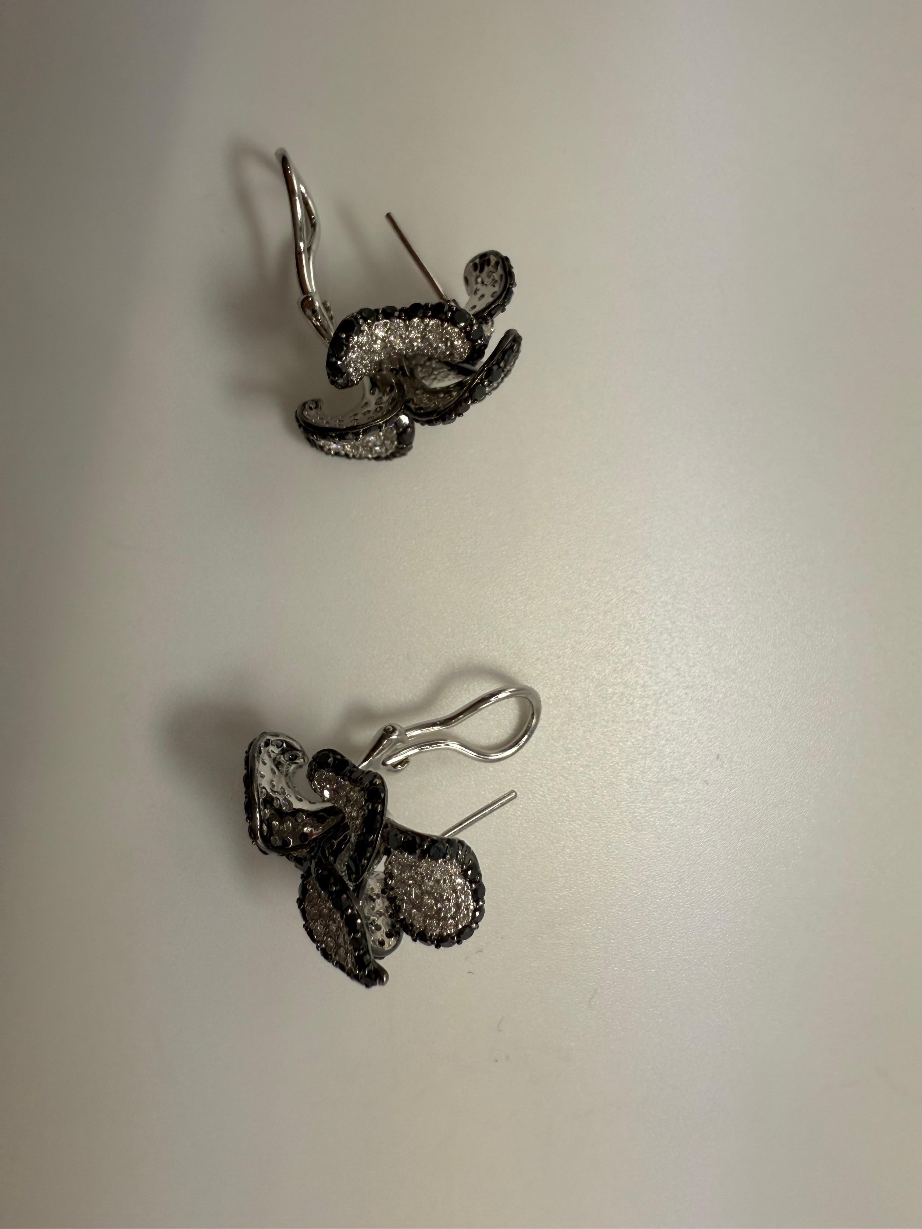 Orecchini con diamanti bianchi e neri 14KT floreali 3ct in vendita 5