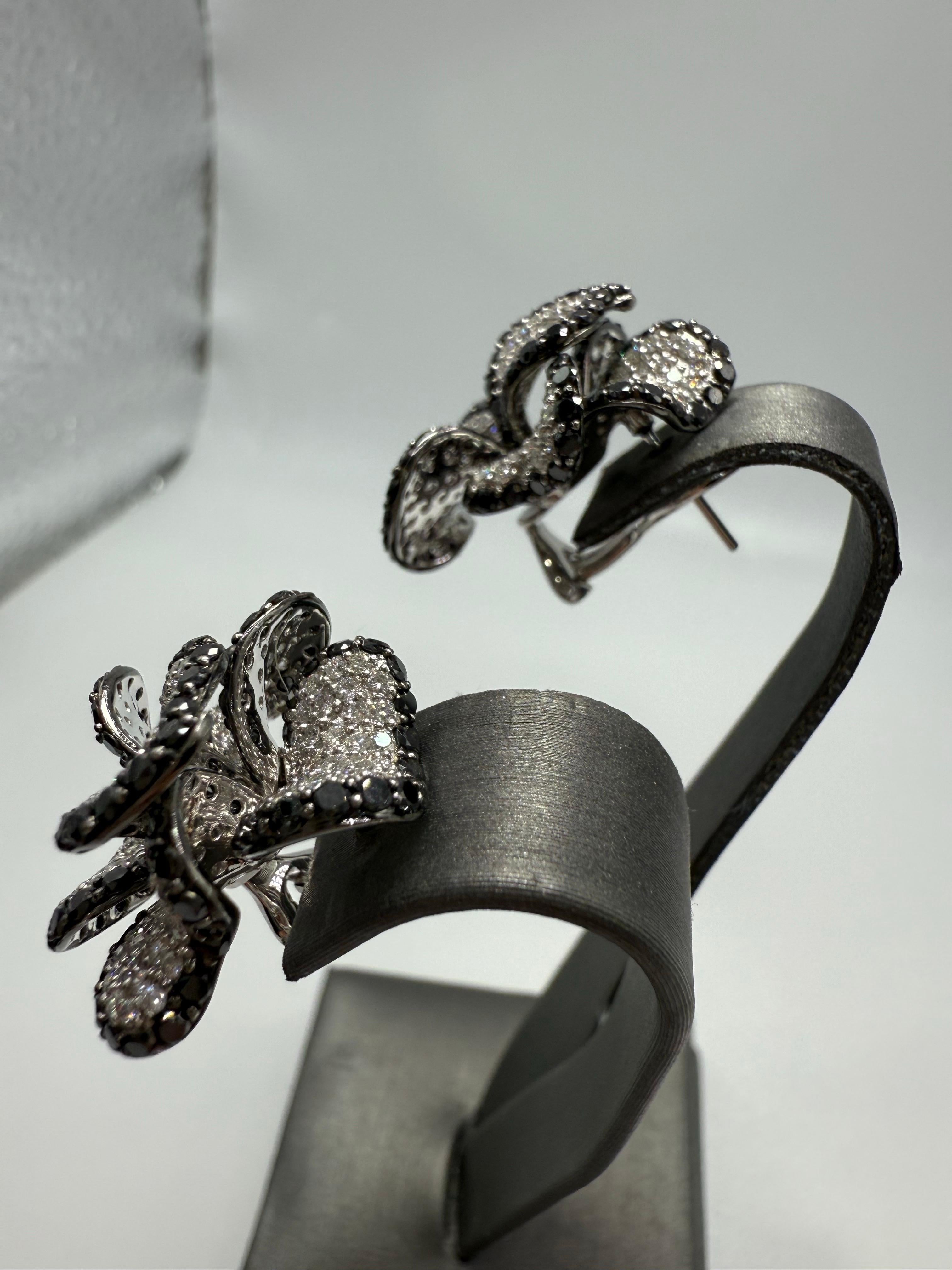 Orecchini con diamanti bianchi e neri 14KT floreali 3ct In condizioni Nuovo in vendita a Boca Raton, FL