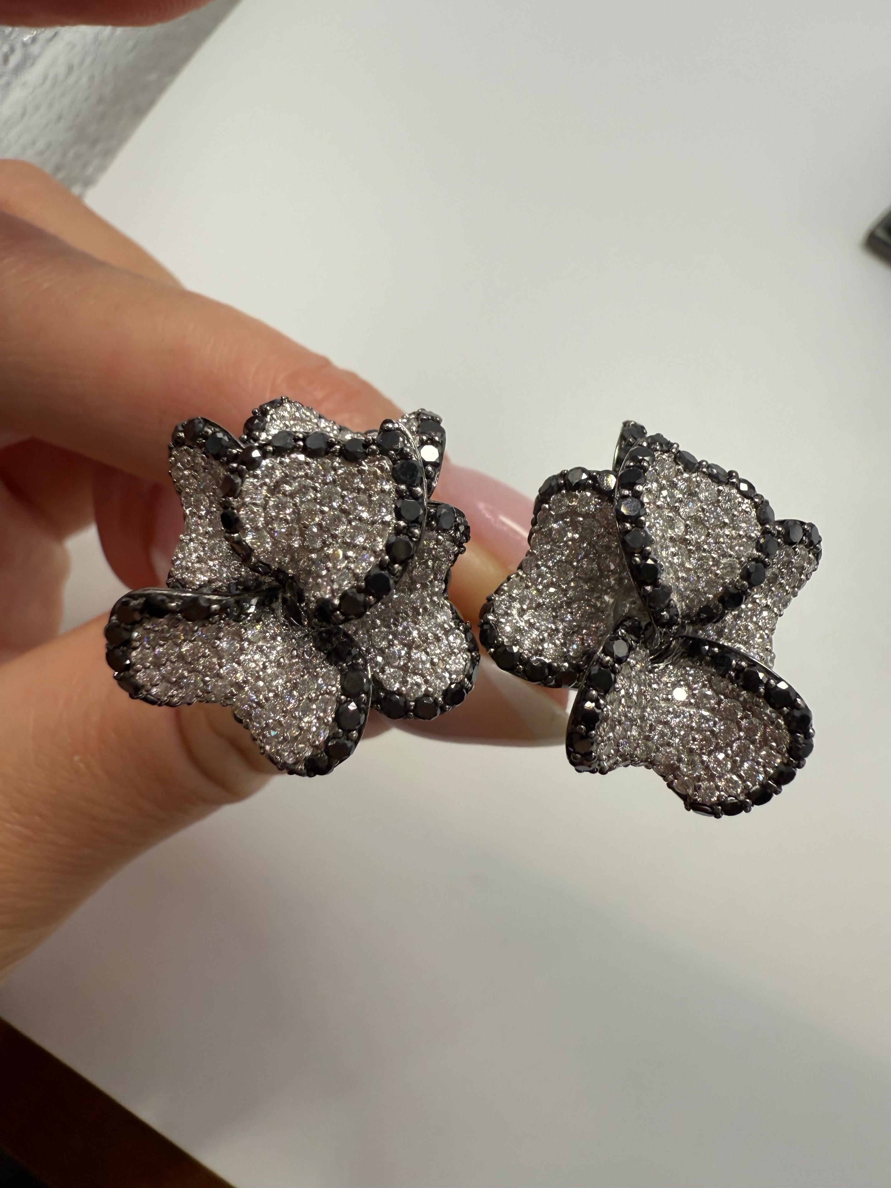 da uomo o donna Orecchini con diamanti bianchi e neri 14KT floreali 3ct in vendita