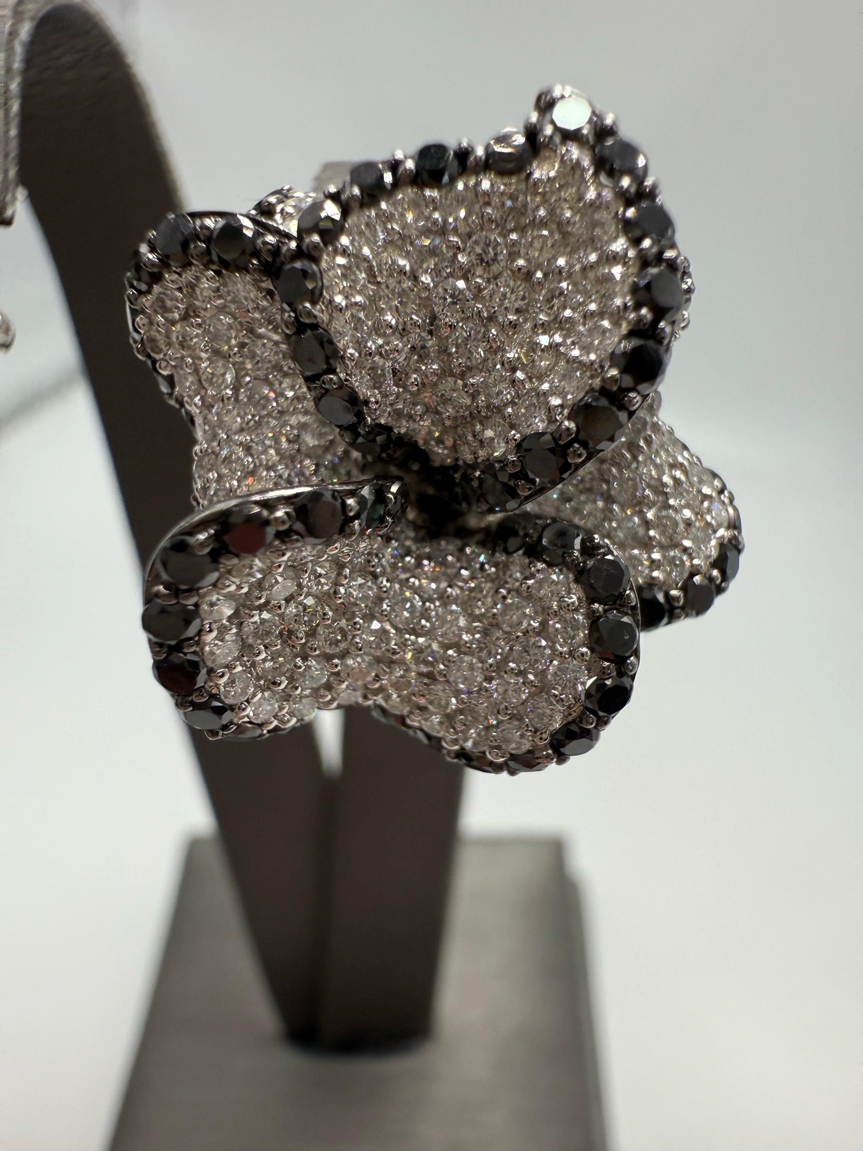 Orecchini con diamanti bianchi e neri 14KT floreali 3ct in vendita 1