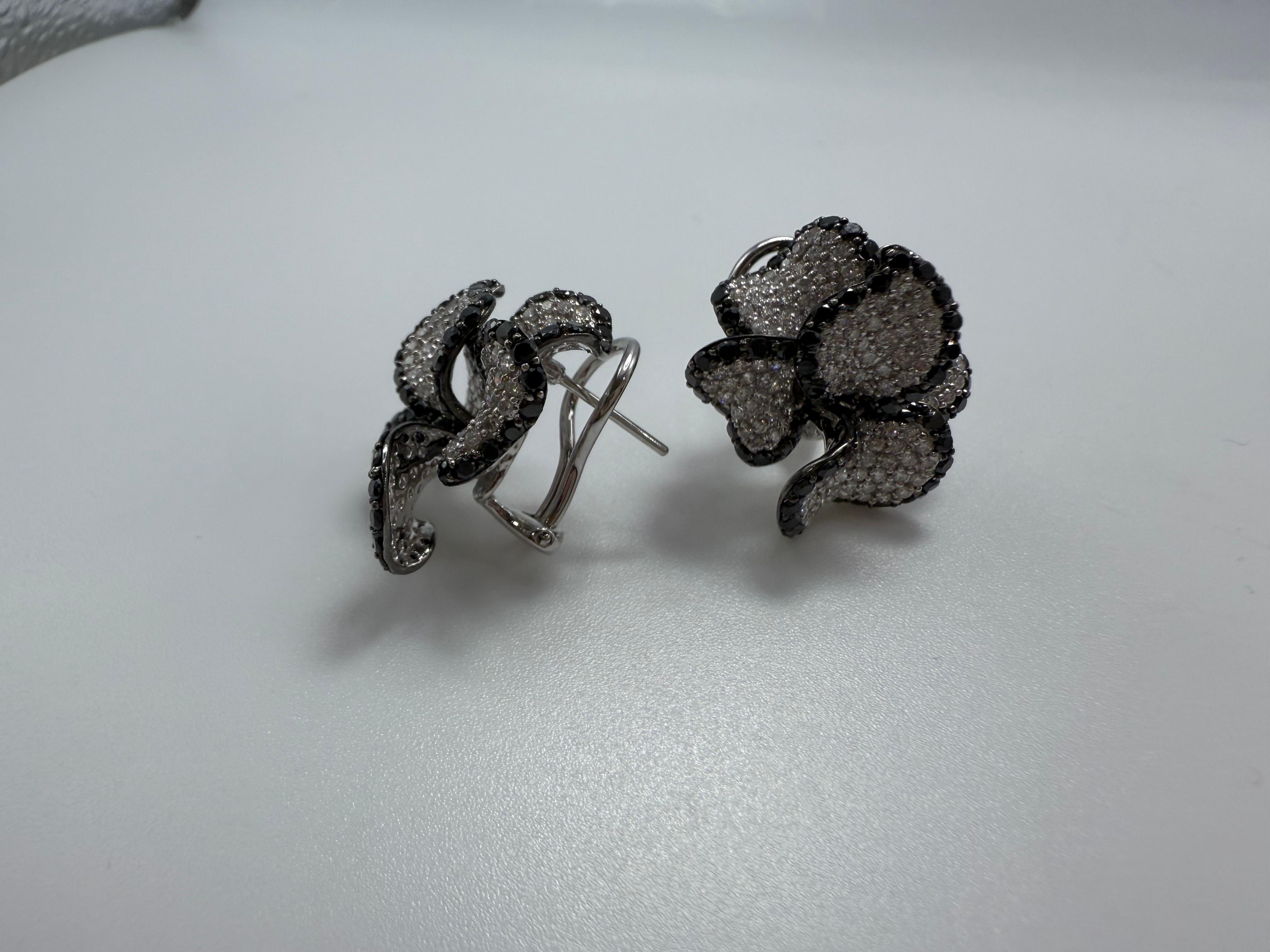 Orecchini con diamanti bianchi e neri 14KT floreali 3ct in vendita 2