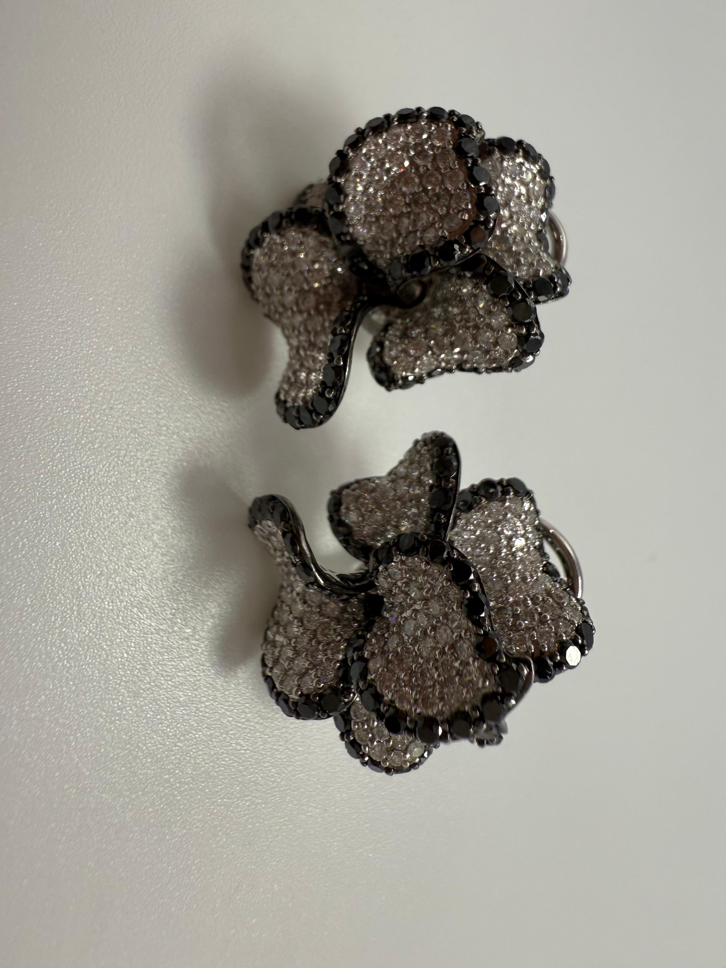 Orecchini con diamanti bianchi e neri 14KT floreali 3ct in vendita 3