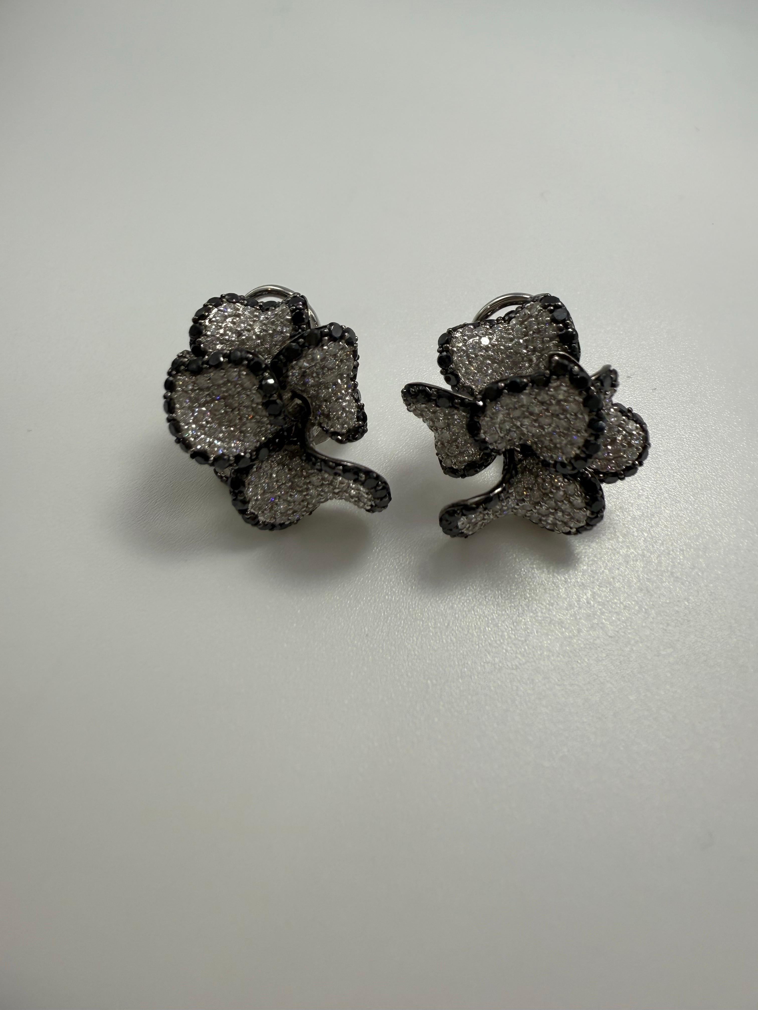 Orecchini con diamanti bianchi e neri 14KT floreali 3ct in vendita 4