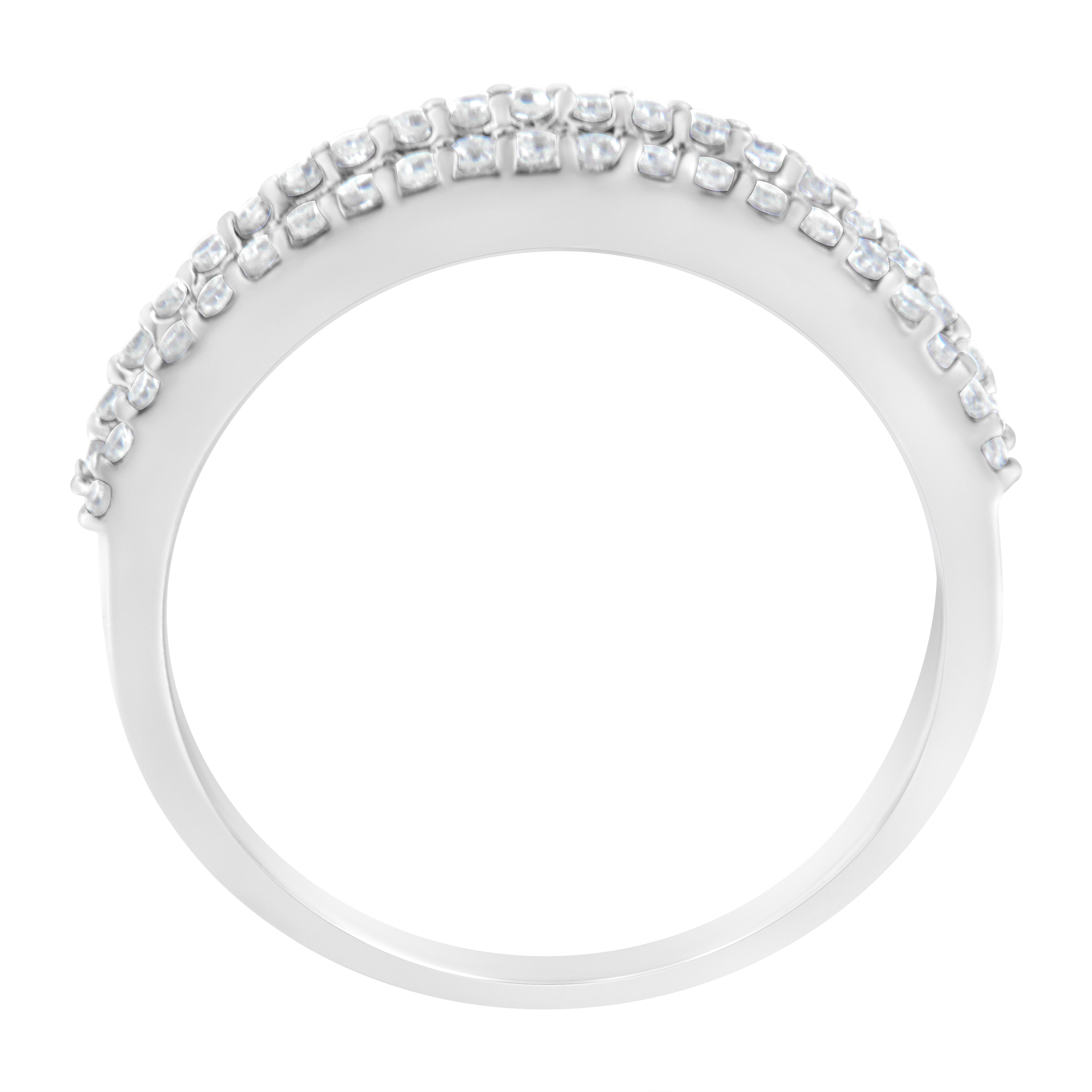 Ce bracelet moderne allie la beauté de diamants de différentes formes à l'or blanc 14k. Entre deux rangées de diamants ronds, une rangée de diamants baguettes scintille et donne une touche d'élégance au design de la bague. 1/2 carat TDW de diamants