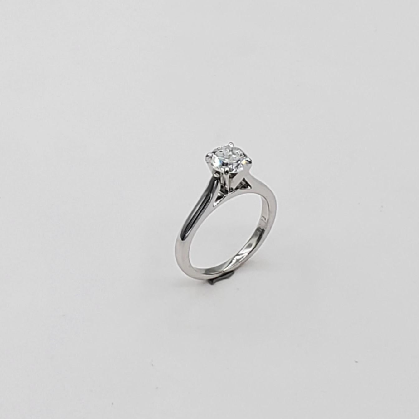 14kt Weißgold 1,03ct Round Brilliant Diamond Wedding Set von Designer Benchmark Der Diamant hat ein GIA-Zertifikat, F Farbe, und VS2 Klarheit. Gestempelt Benchmark 14k. Das Band ist 1,8 mm breit und der Verlobungsring ist 3,4 mm breit. Der Ring ist