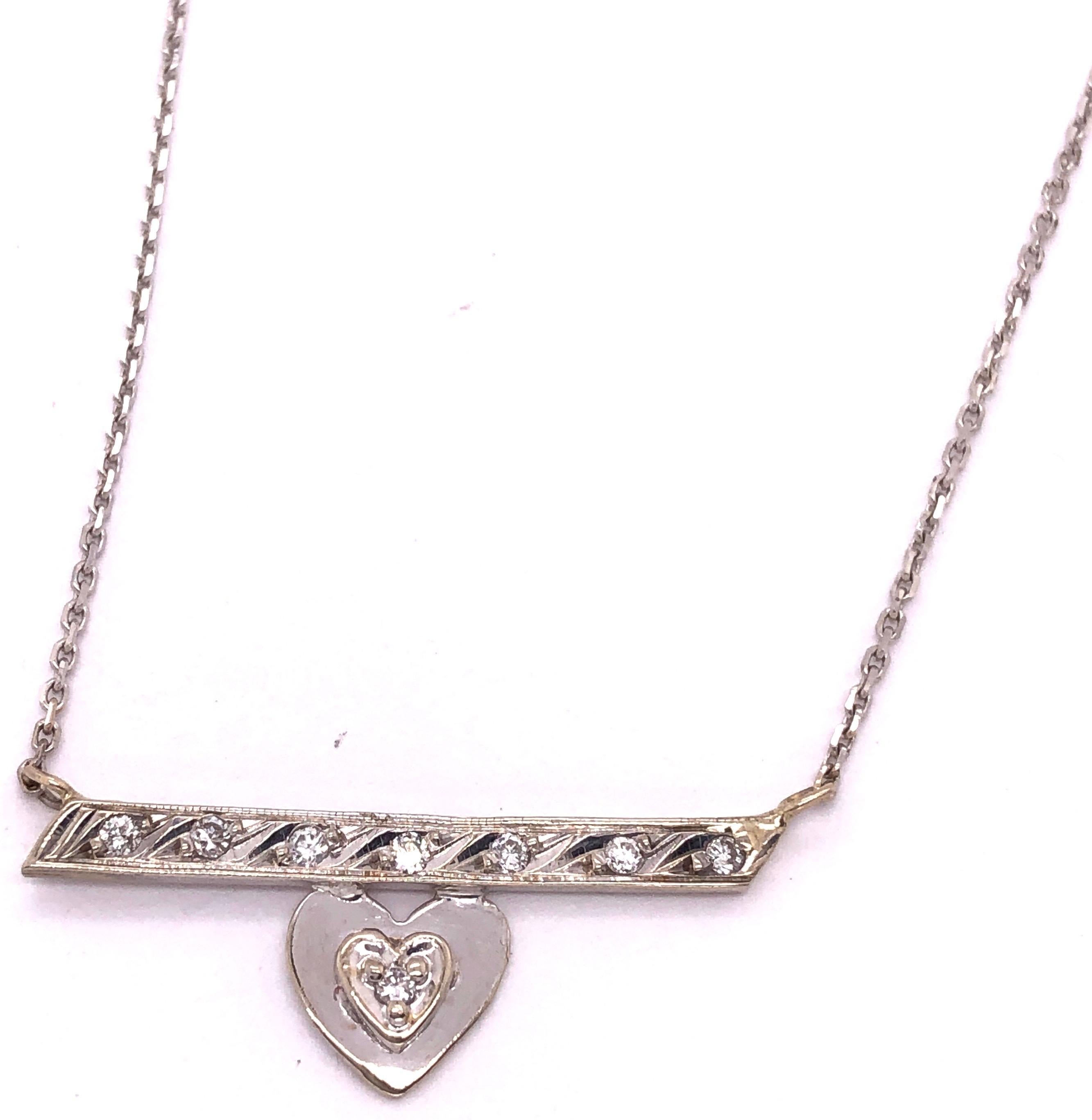 Taille ronde Collier en or blanc 14 carats avec breloque en forme de cœur sans breloque et diamants en vente