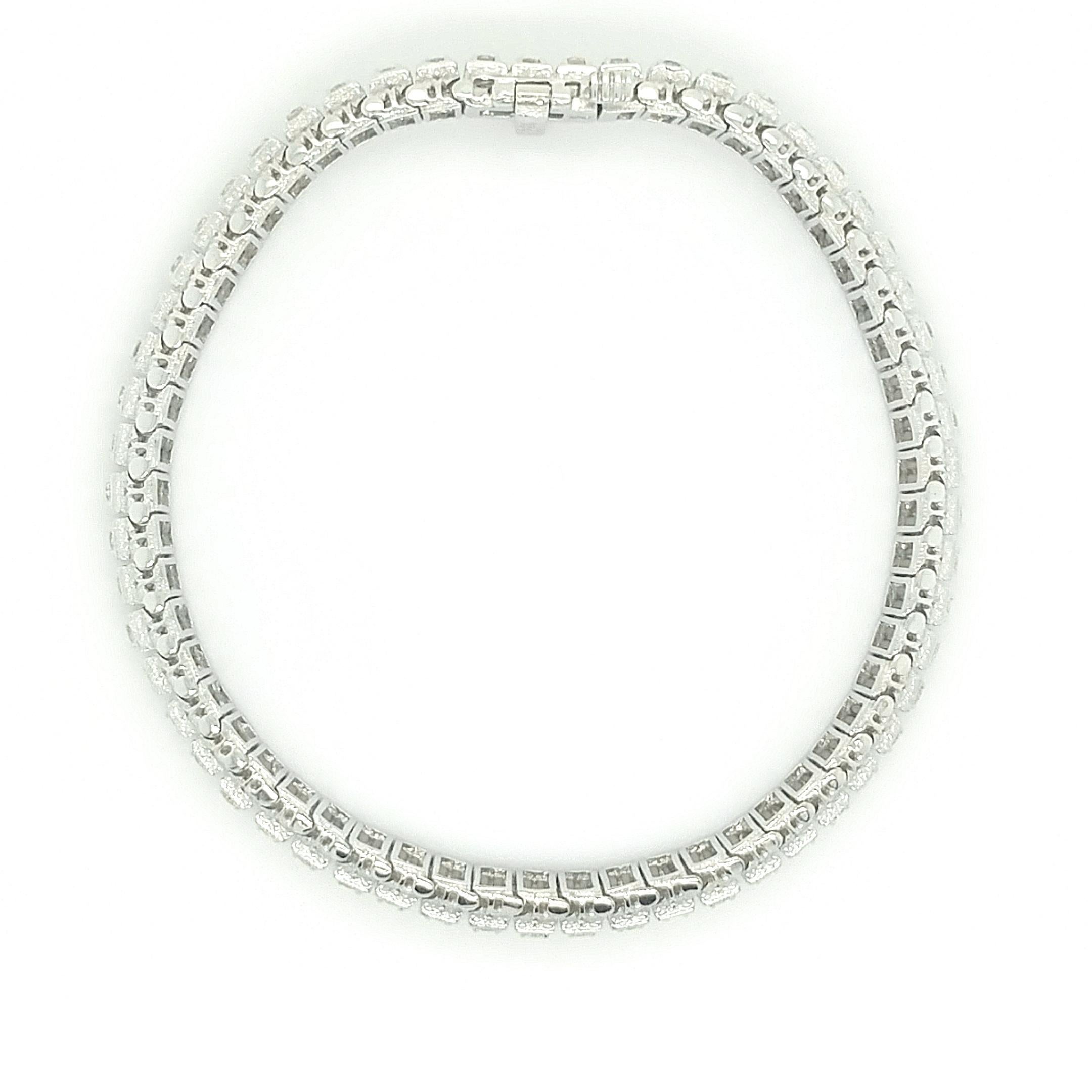 Contemporary 14Kt White Gold 2.00ct Diamond Tennis Bracelet For Sale