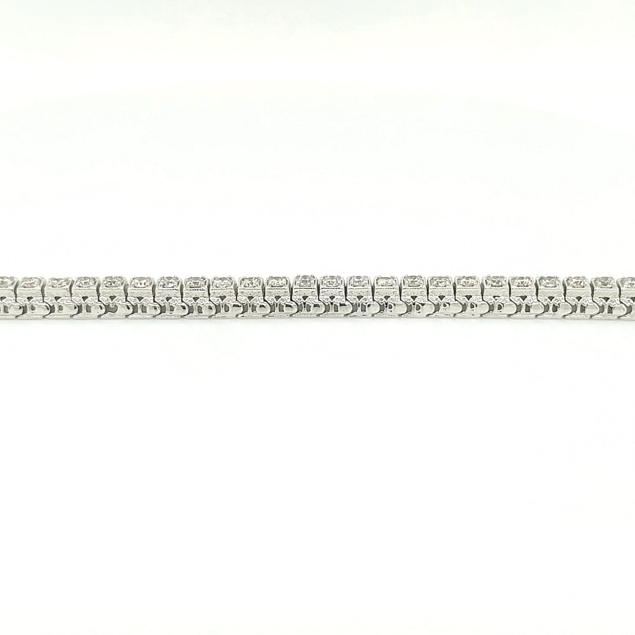 14Kt White Gold 2.00ct Diamond Tennis Bracelet In Excellent Condition For Sale In New York, NY