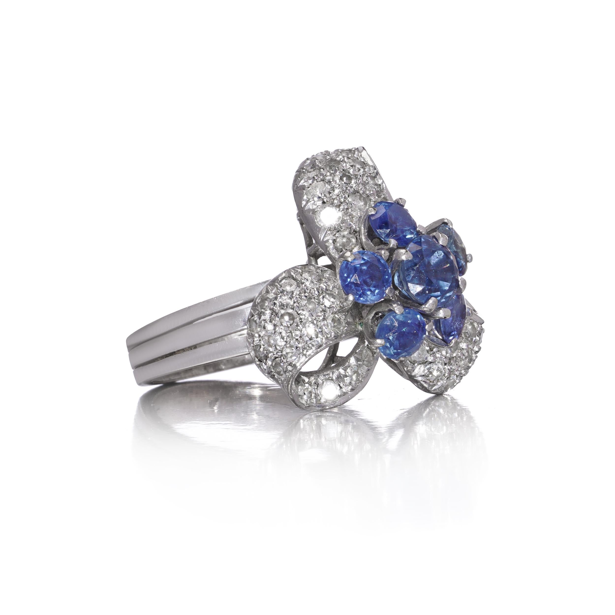 14kt White Gold 2.25 ct. Sapphire & Diamond Cluster Ribbon Ring In Good Condition For Sale In Braintree, GB