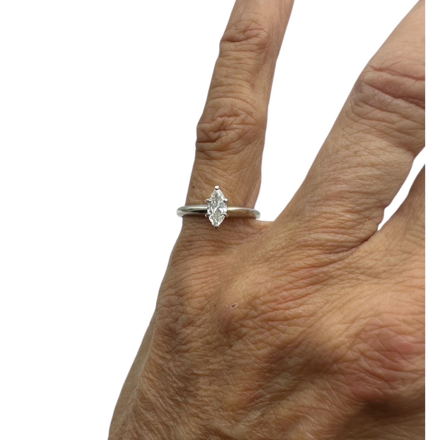 Dieser atemberaubende Ring aus massivem 14-karätigem Weißgold trägt als Hauptstein einen natürlichen Marquise-Diamanten von 0,41 Karat. Der Ring eignet sich perfekt für besondere Anlässe wie Verlobungen, Hochzeiten, Jahrestage und Geburtstage. Der