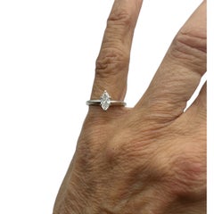 Anello solitario con diamante taglio marquise in oro bianco 14kt da 0,41 carati