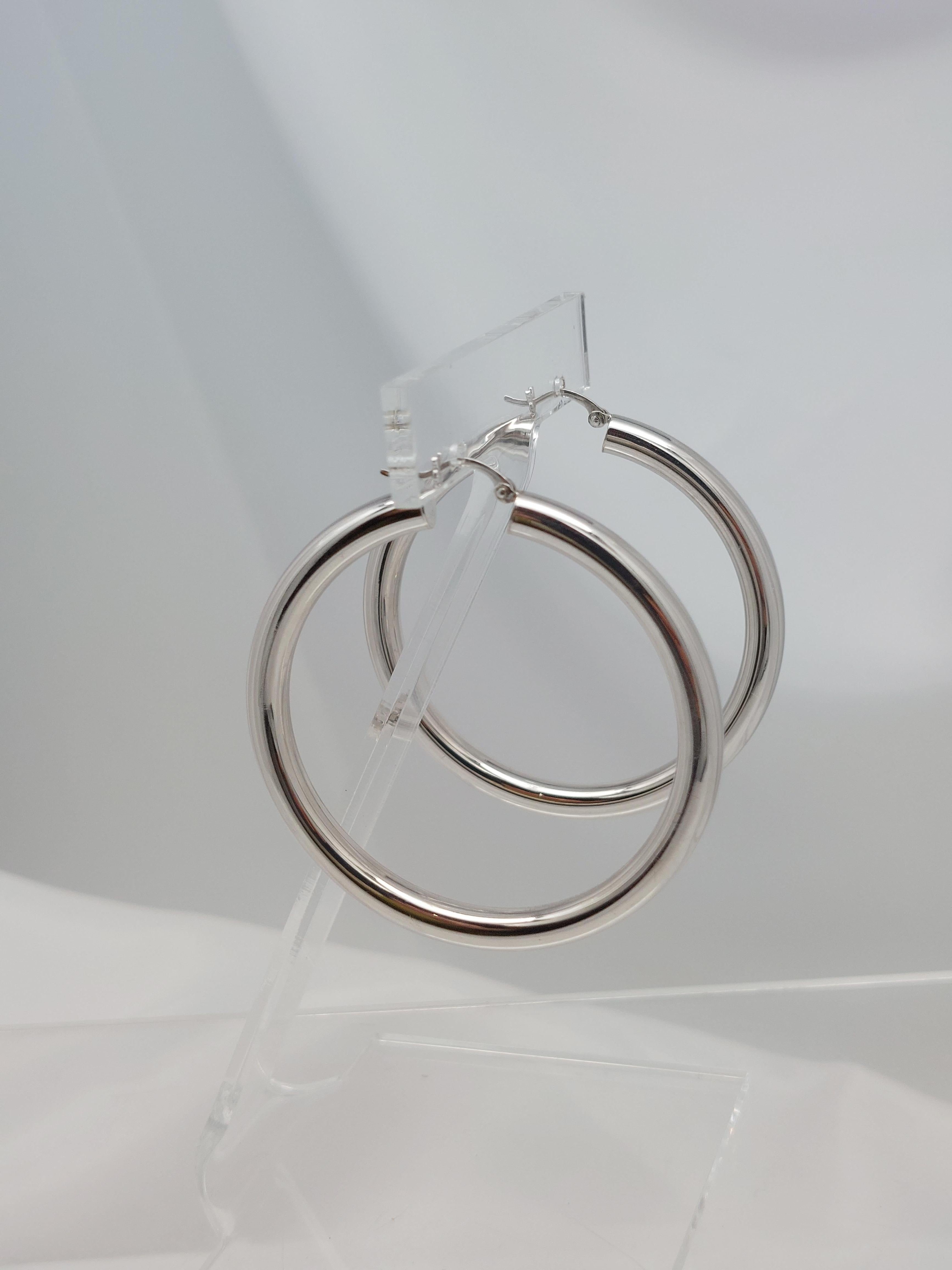 Big Look...........

Ces boucles d'oreilles classiques sont en or blanc 14 carats.
Paire de boucles d'oreilles creuses,  5,00 mm d'épaisseur.
Ils seront le moyen parfait de relier votre tenue sans vous alourdir.
Dimensions :    2 1/8