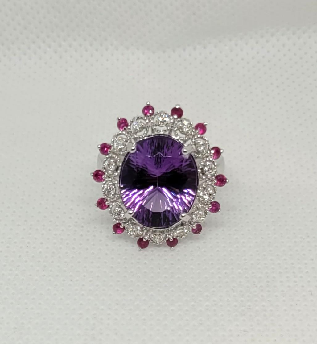 Taille ovale Bague en or blanc 14kt 6.50ct Améthyste ovale, .35cttw Diamant, .45cttw Rubis, Sz 7.5 en vente