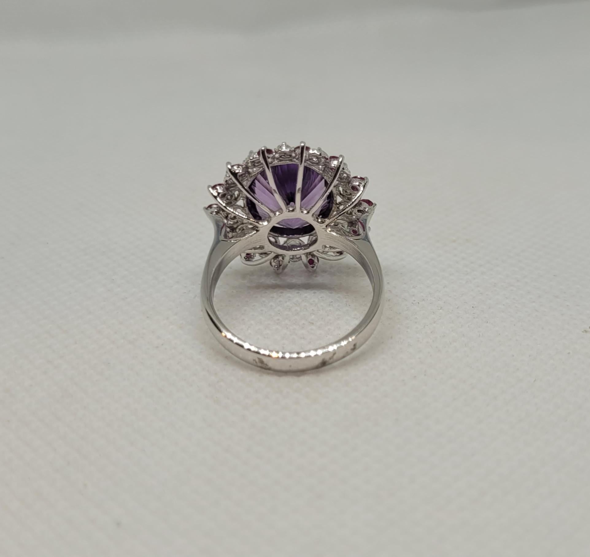 Bague en or blanc 14kt 6.50ct Améthyste ovale, .35cttw Diamant, .45cttw Rubis, Sz 7.5 Bon état - En vente à San Diego, CA