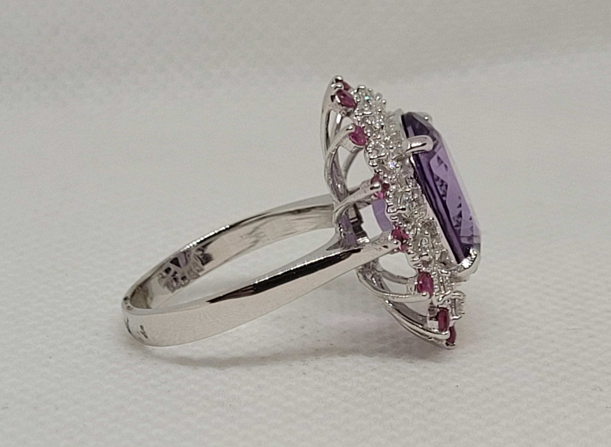 Bague en or blanc 14kt 6.50ct Améthyste ovale, .35cttw Diamant, .45cttw Rubis, Sz 7.5 en vente 1