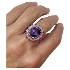 Anello in oro bianco 14kt con ametista ovale da 6,50 carati, diamante da .35 carati e rubino da .45 carati, Sz 7.5