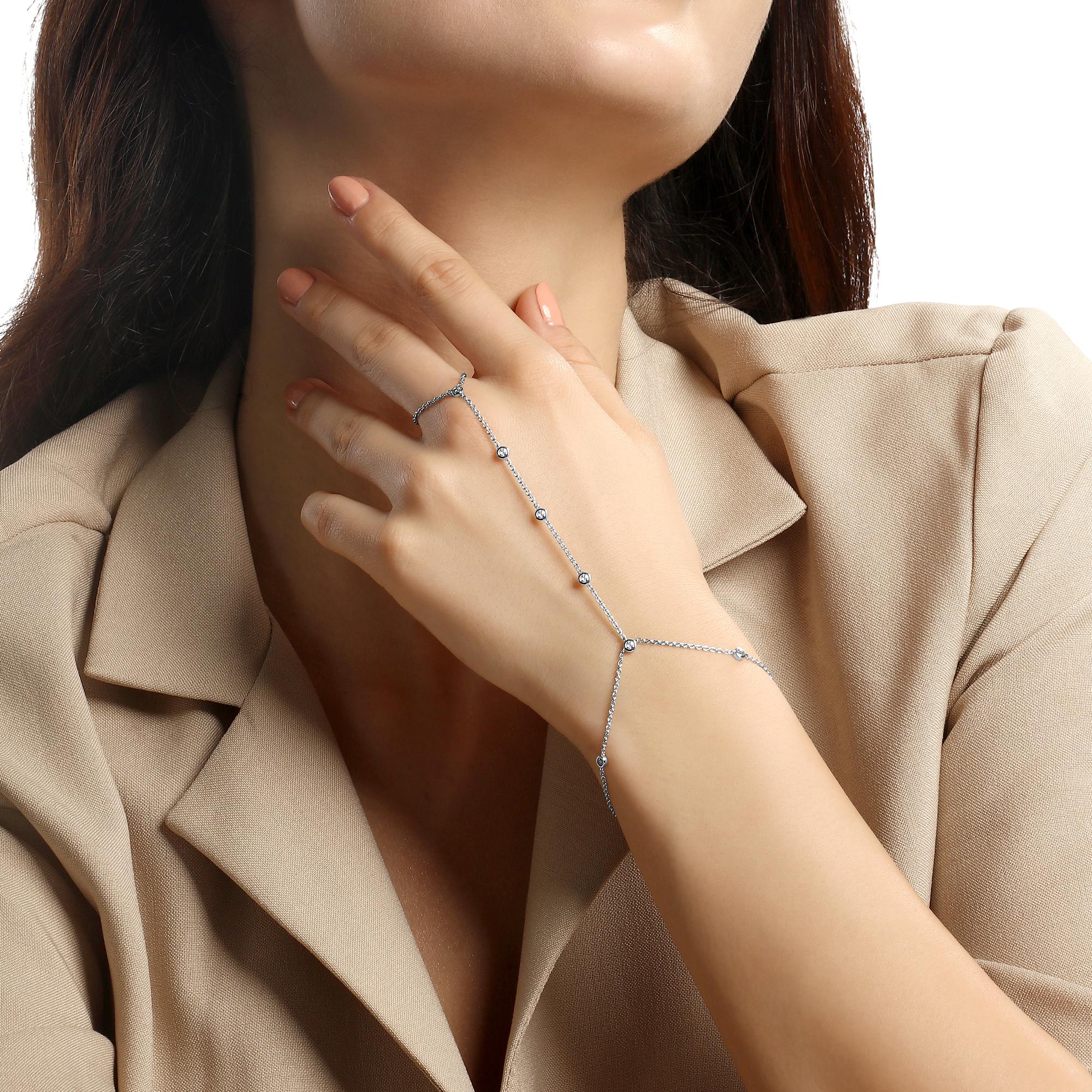 Faites honneur à votre poignet avec l'élégance délicate de cette chaîne à main en or blanc 14KT, ornée de sept diamants naturels rayonnants. Son design minimaliste ajoute une touche de luxe subtile mais étincelante à votre style