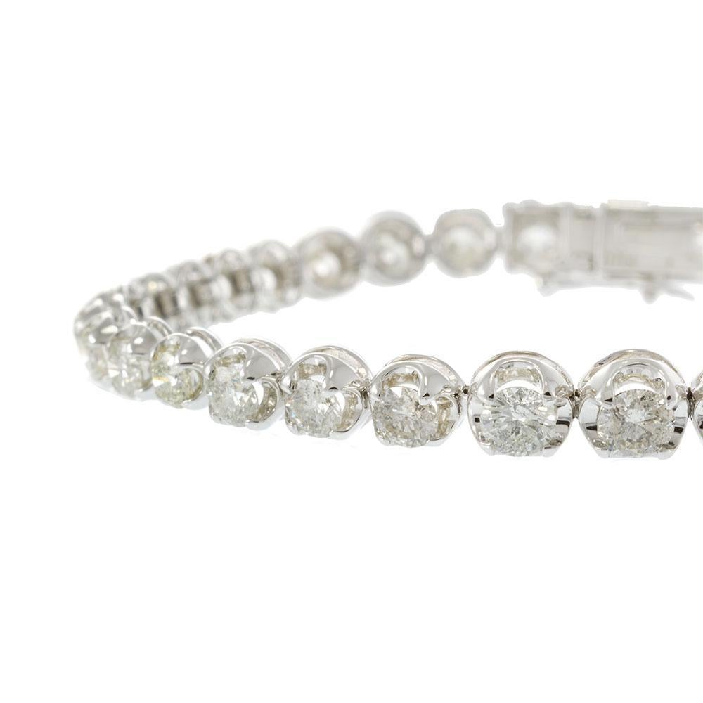 Una pulsera de tenis atemporal con una dimensión elevada, esta pieza está elaborada en oro blanco de 14 quilates y presenta una impresionante fila graduada de 7,00 quilates de diamantes redondos de talla brillante. Cada piedra está engastada