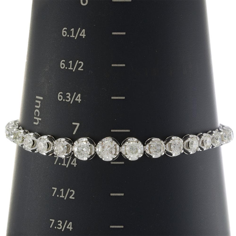 Pulsera de tenis de oro blanco de 14 quilates con diamantes graduados de 7,00 ctw en venta 1