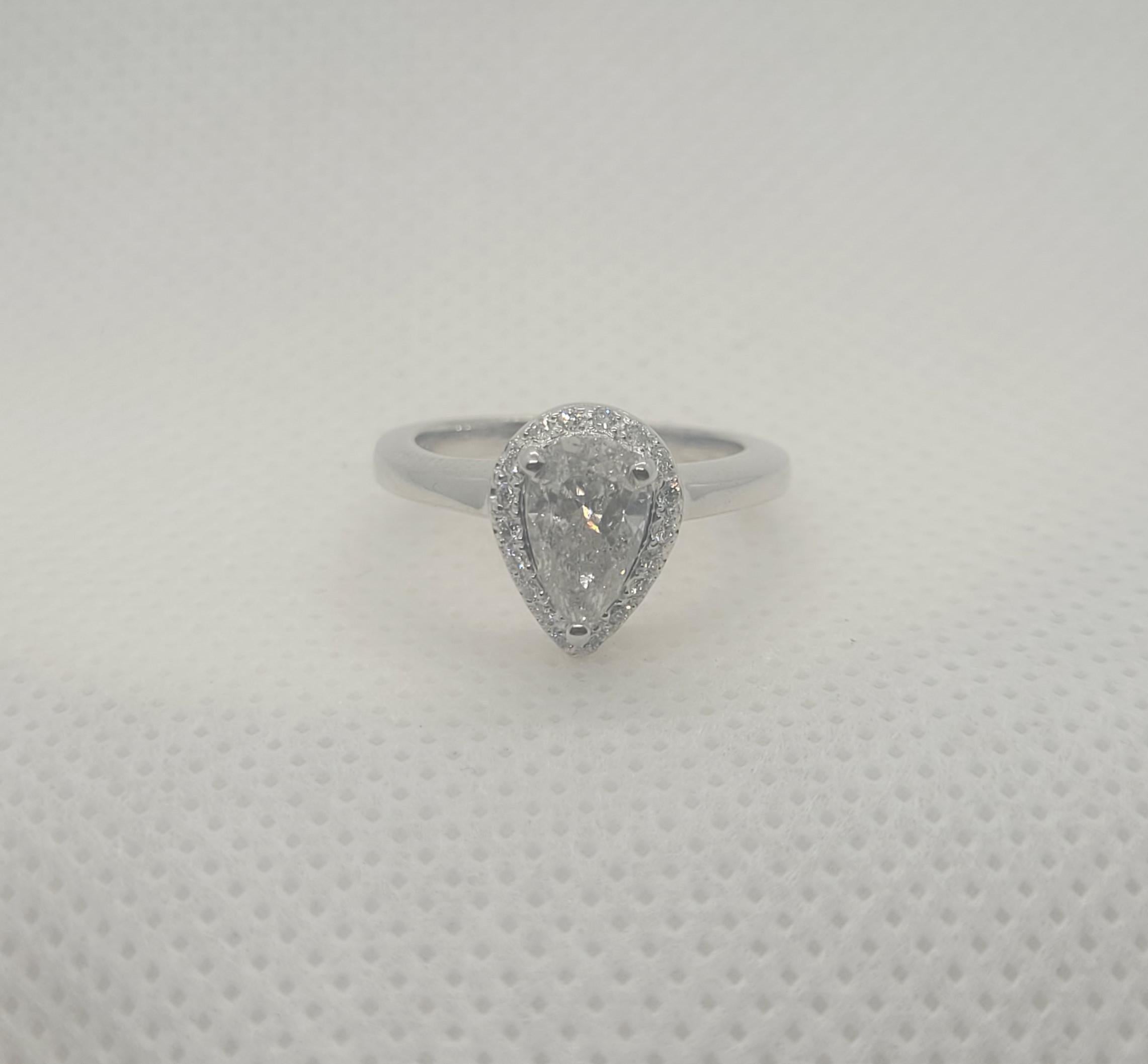 Moderne Bague halo en or blanc 14kt avec diamant taille poire de 0,80ct, 18 diamants ronds brillants en vente