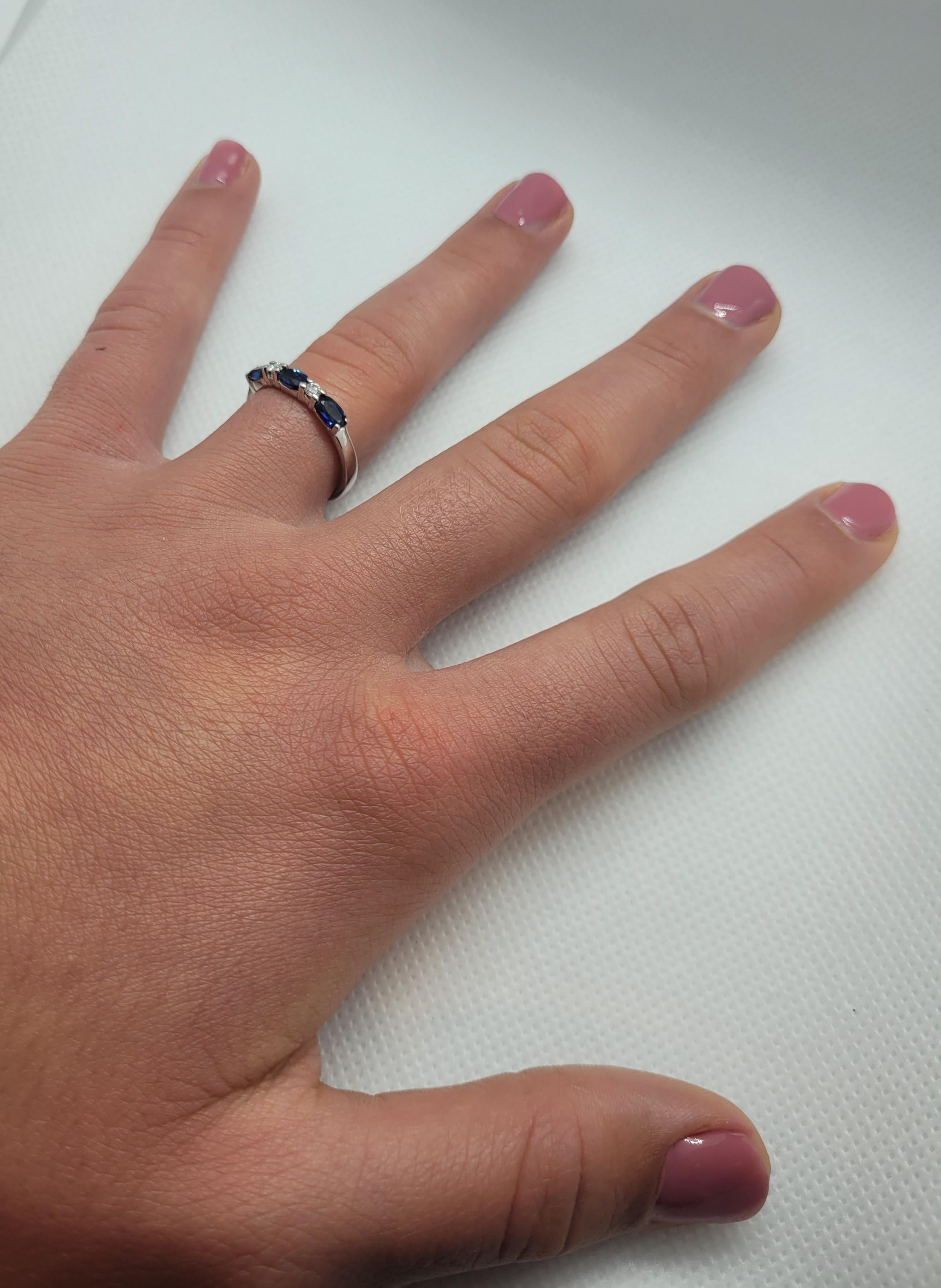 Anello in oro bianco 14kt con zaffiro ovale e diamante rotondo da 0,80cttw e 05cttw, misura 7, 7,3grammi In condizioni buone in vendita a San Diego, CA