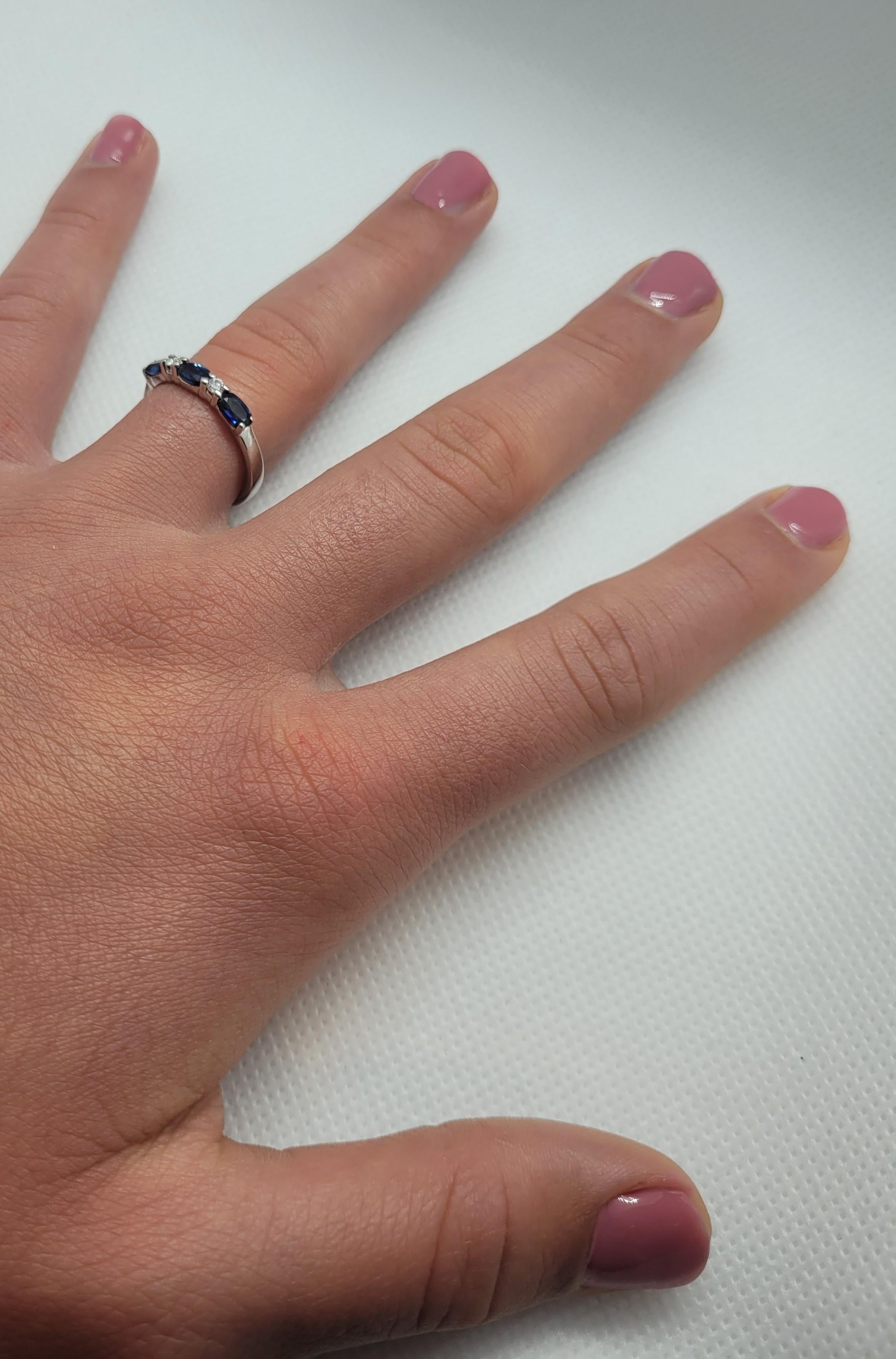 Donna Anello in oro bianco 14kt con zaffiro ovale e diamante rotondo da 0,80cttw e 05cttw, misura 7, 7,3grammi in vendita