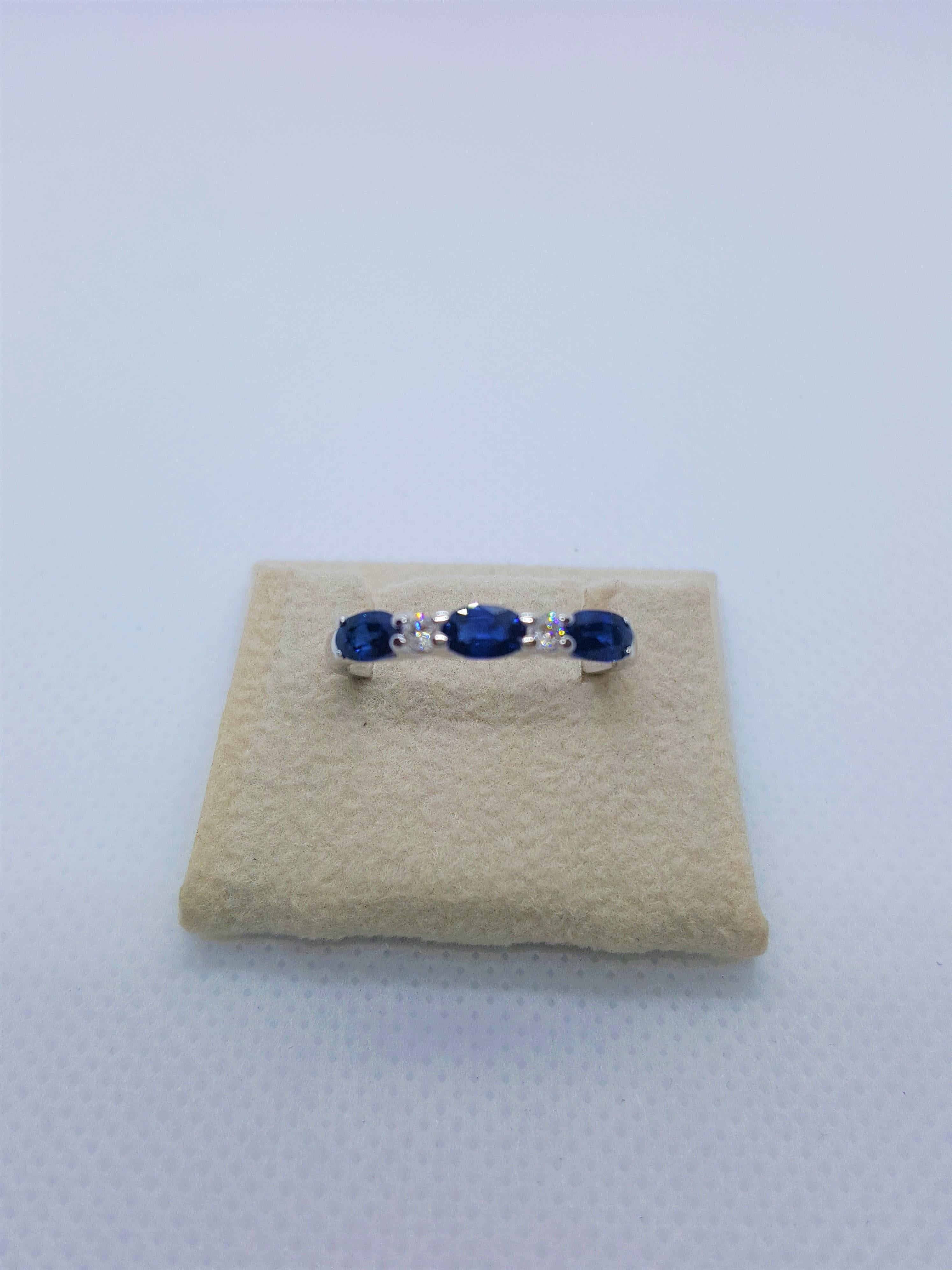 Moderno Anello in oro bianco 14kt con zaffiro ovale e diamante rotondo da 0,80cttw e 05cttw, misura 7, 7,3grammi in vendita