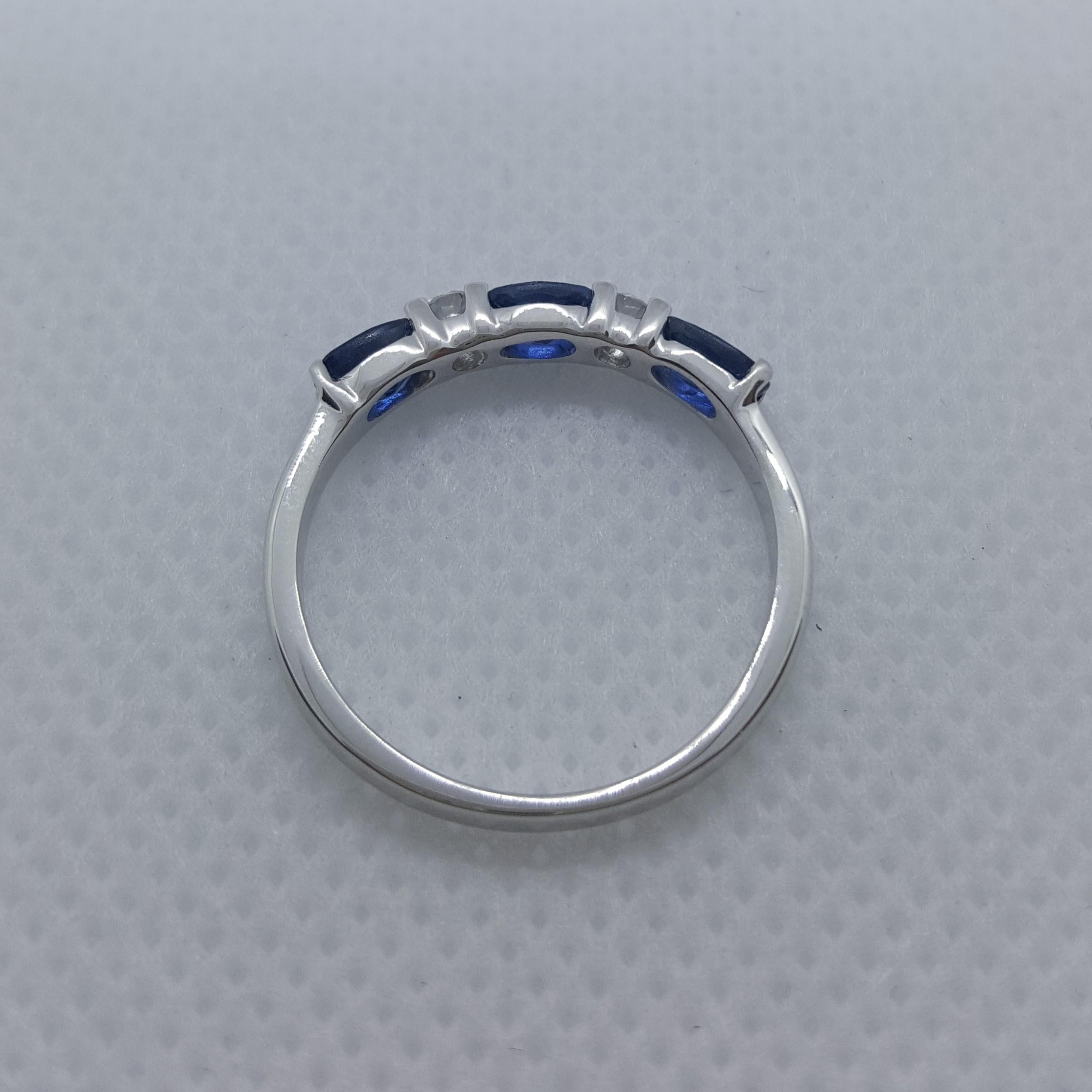 Taglio ovale Anello in oro bianco 14kt con zaffiro ovale e diamante rotondo da 0,80cttw e 05cttw, misura 7, 7,3grammi in vendita