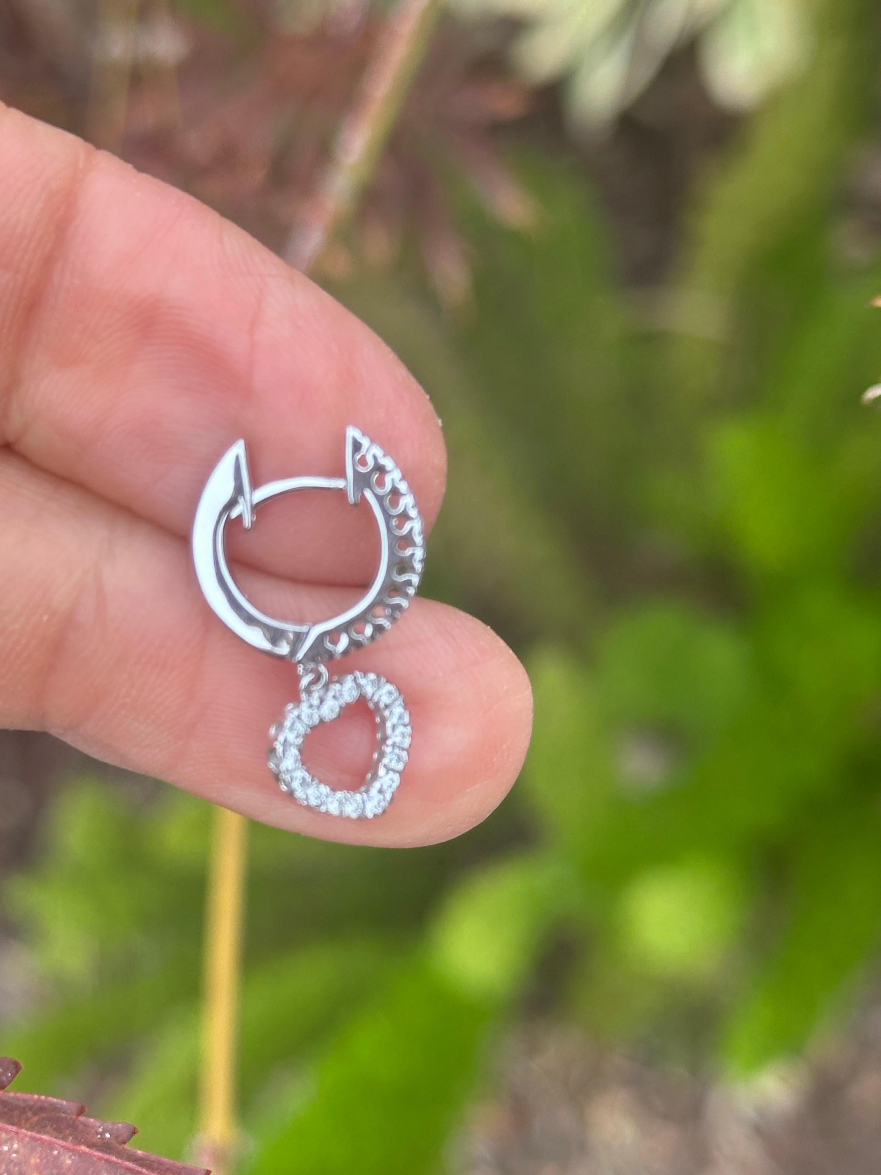 Contemporain Boucles d'oreilles à levier en or blanc 14kt avec diamant en forme de coeur de 0,95 ct qualité VS en vente