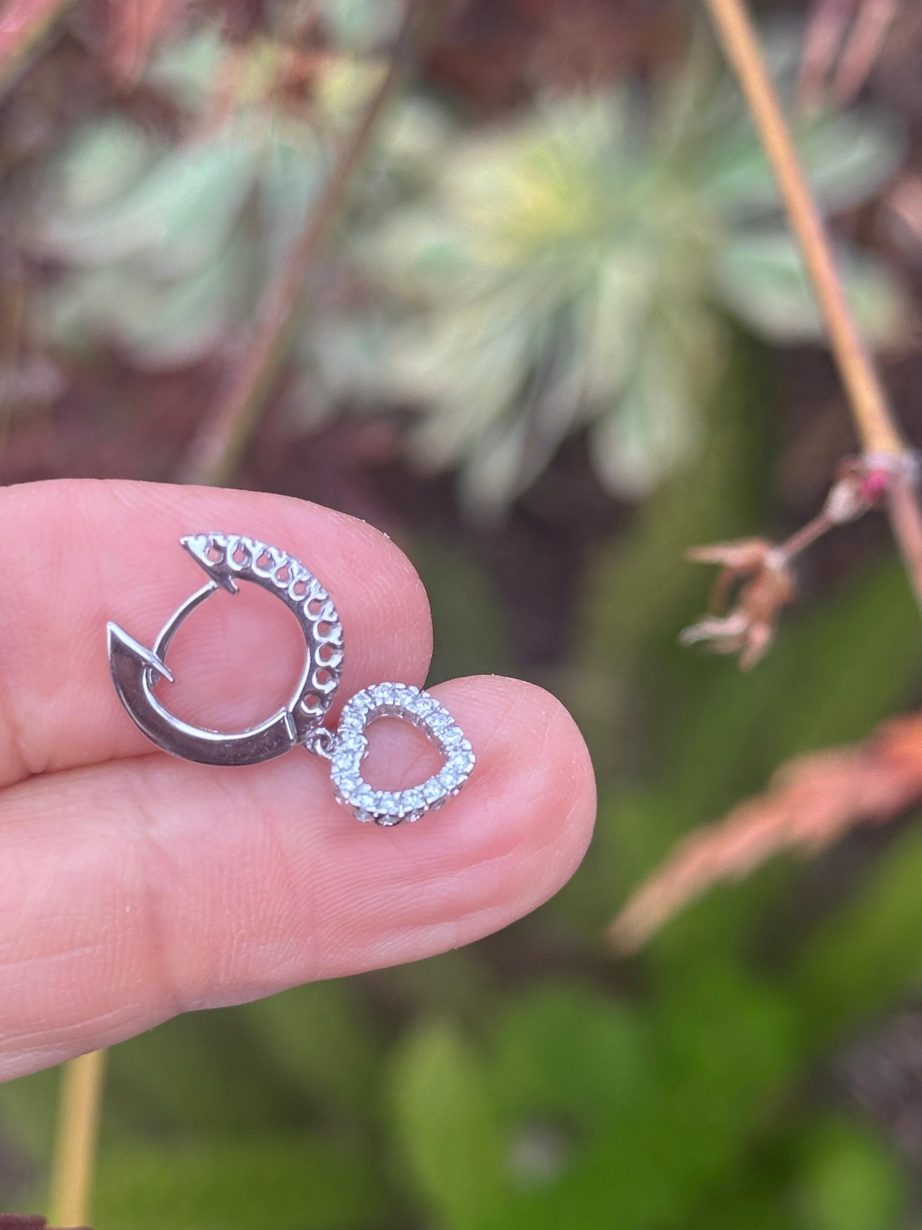 Taille ronde Boucles d'oreilles à levier en or blanc 14kt avec diamant en forme de coeur de 0,95 ct qualité VS en vente