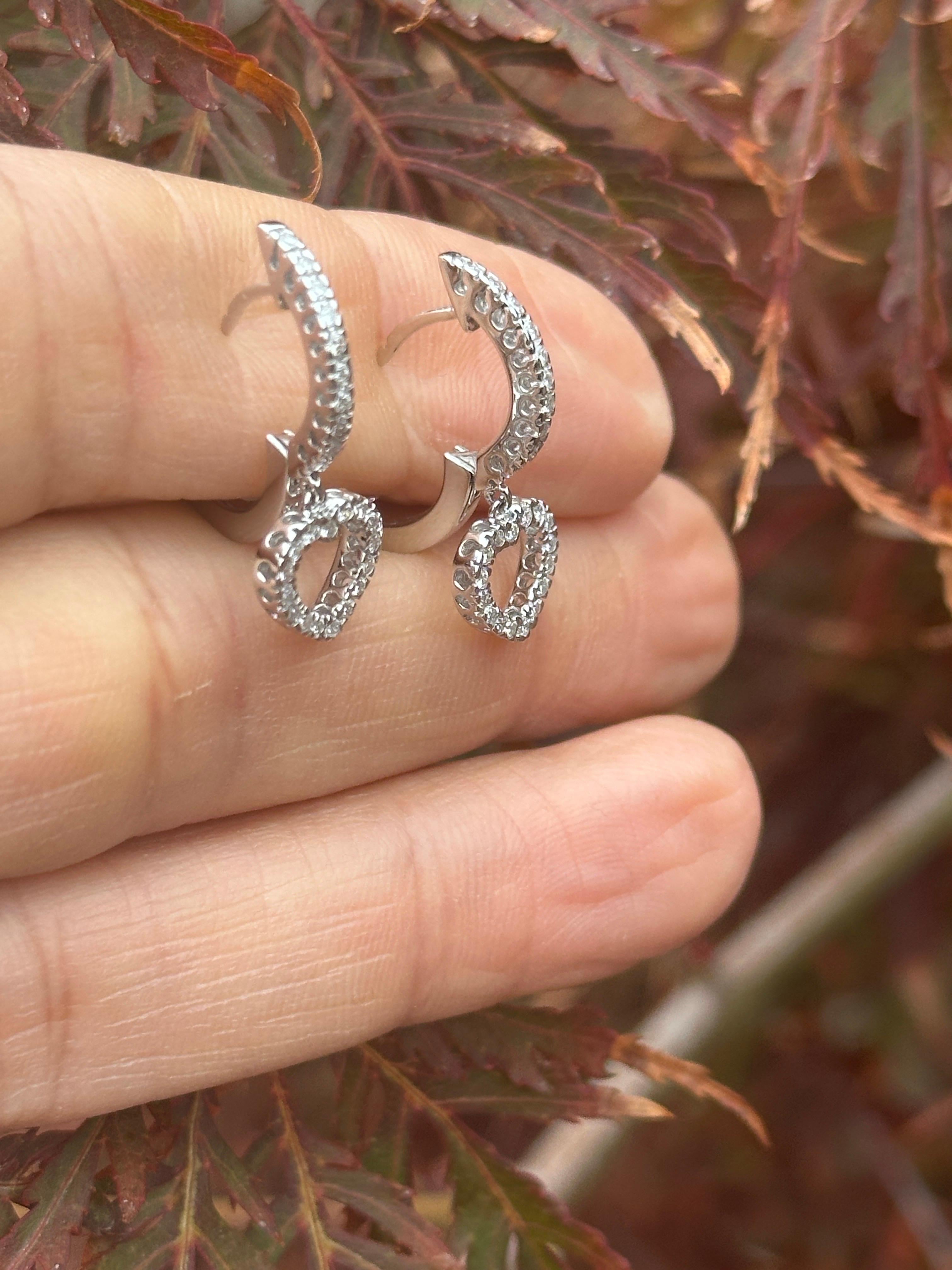 Boucles d'oreilles à levier en or blanc 14kt avec diamant en forme de coeur de 0,95 ct qualité VS Excellent état - En vente à Laguna Hills, CA