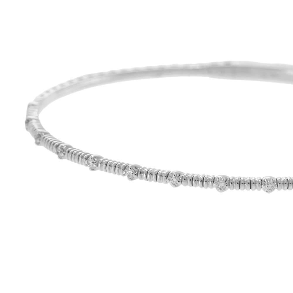 14KT White Gold Alternating Diamond Flex Bangle In New Condition For Sale In New York, NY