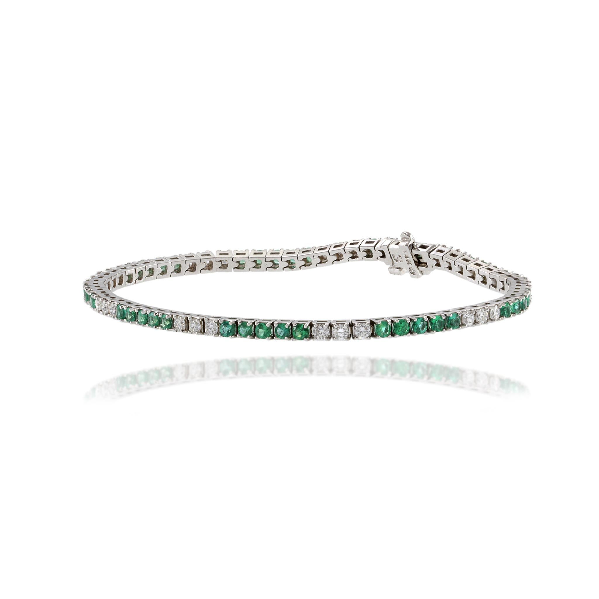 14KT White Gold Alternating Emerald And Diamond Straight Line Bracelet In New Condition For Sale In New York, NY