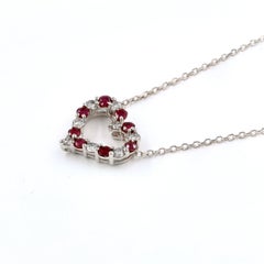 Collier avec pendentif en forme de cœur en or blanc 14 carats, orné alternativement de rubis et de diamants