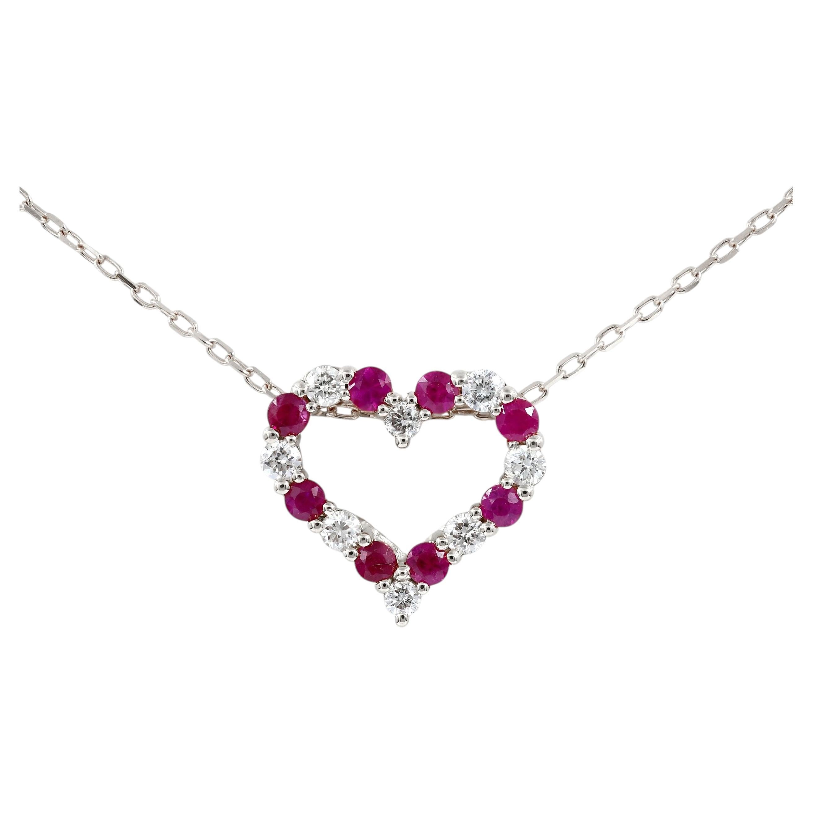 Collier avec pendentif en forme de cœur en or blanc 14 carats, orné alternativement de rubis et de diamants en vente