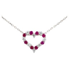 Collier avec pendentif en forme de cœur en or blanc 14 carats, orné alternativement de rubis et de diamants