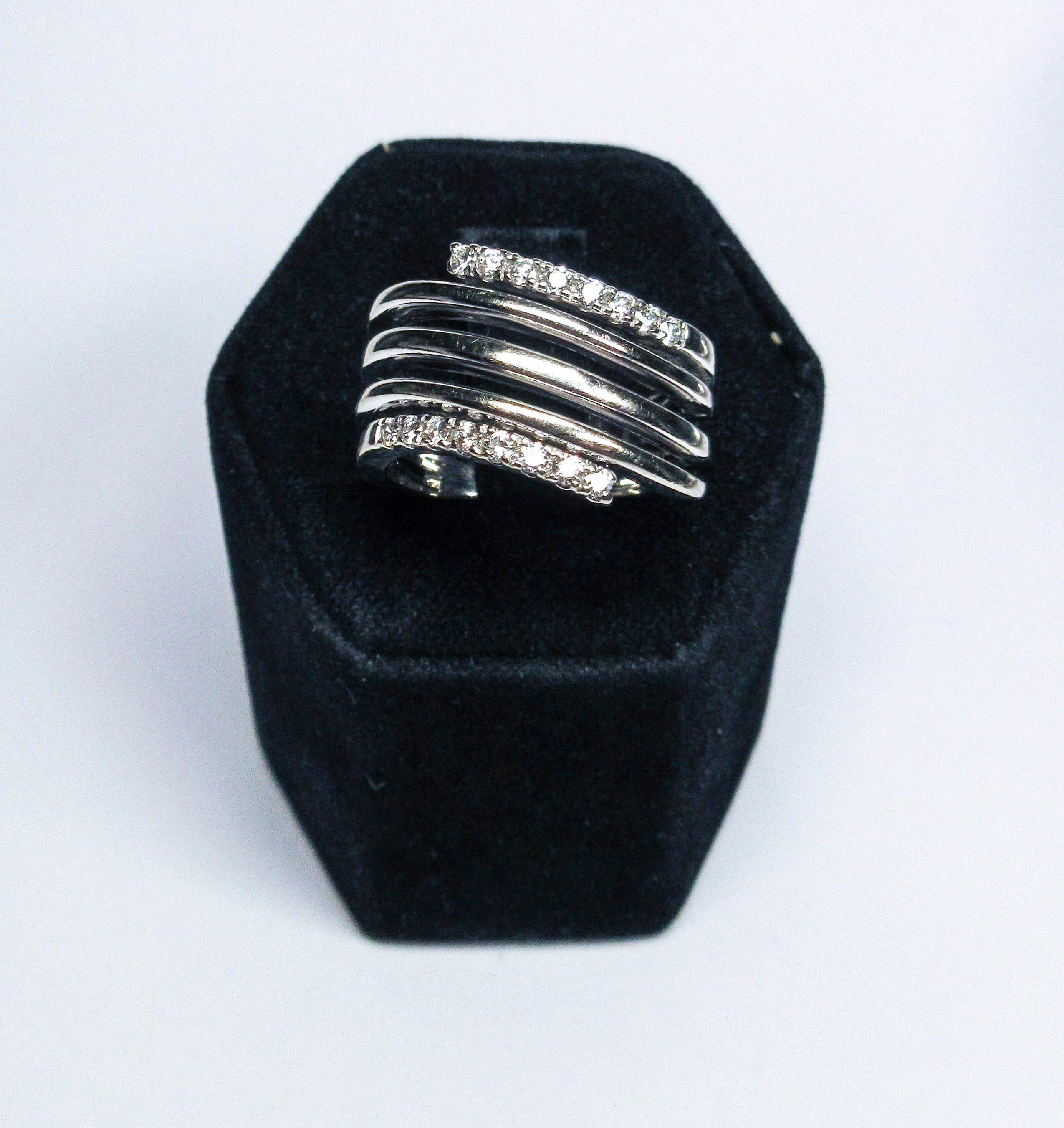 14 Karat White Gold and Diamond Accent Spiral Ring In Excellent Condition For Sale In Los Angeles, CA