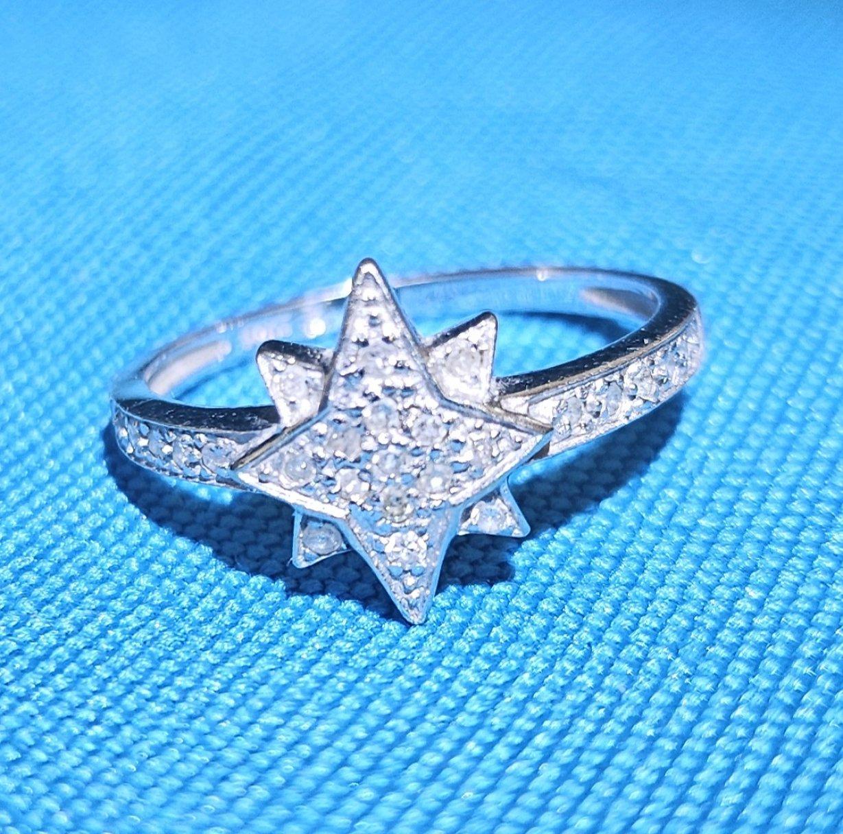 Bague en or blanc 14KT et diamants, estampillée 