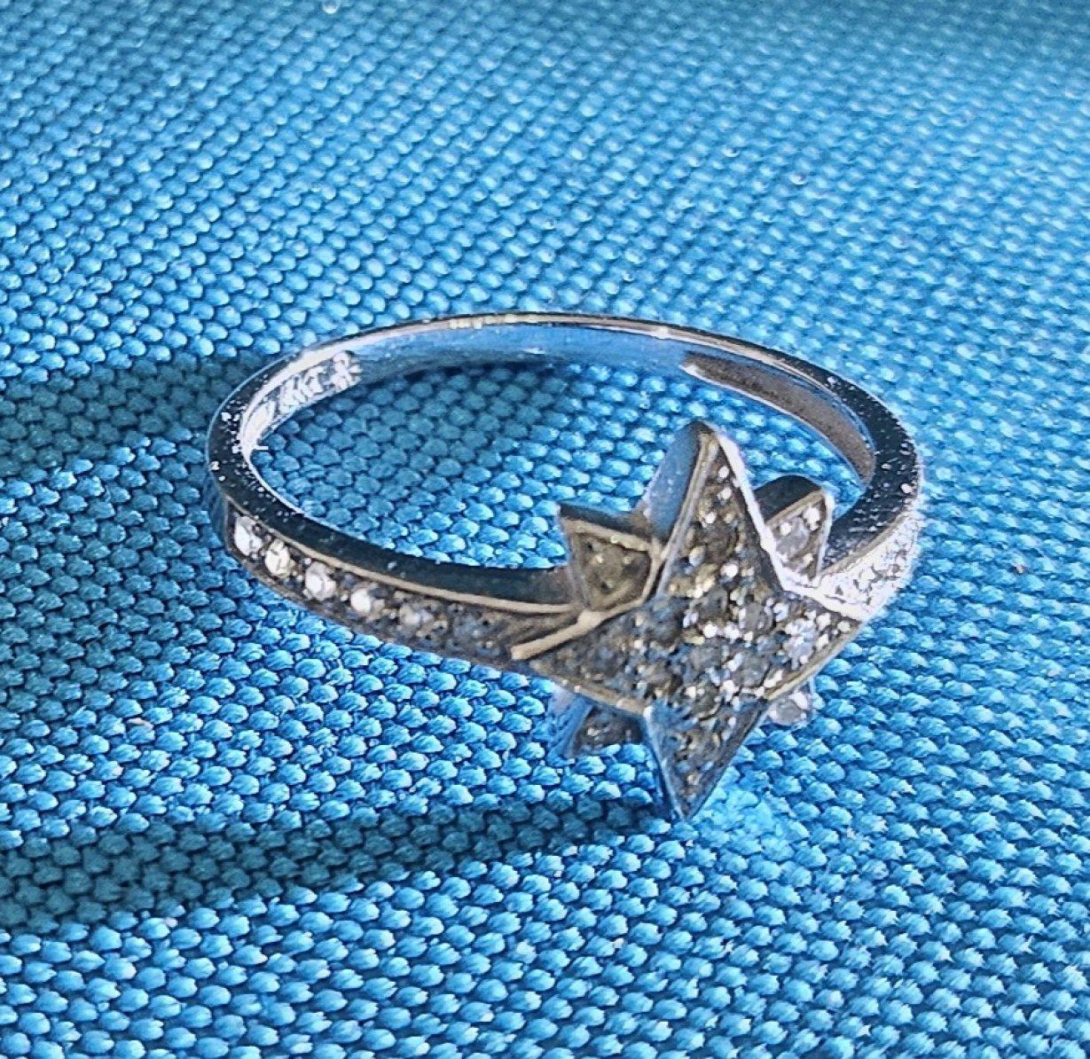 Bague en or blanc 14KT et diamants, estampillée 