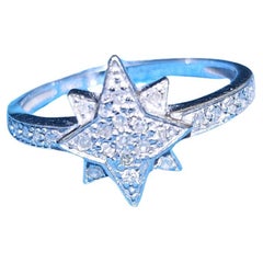Bague en or blanc 14KT et diamants, estampillée "14KT" et avec une marque de fabricant