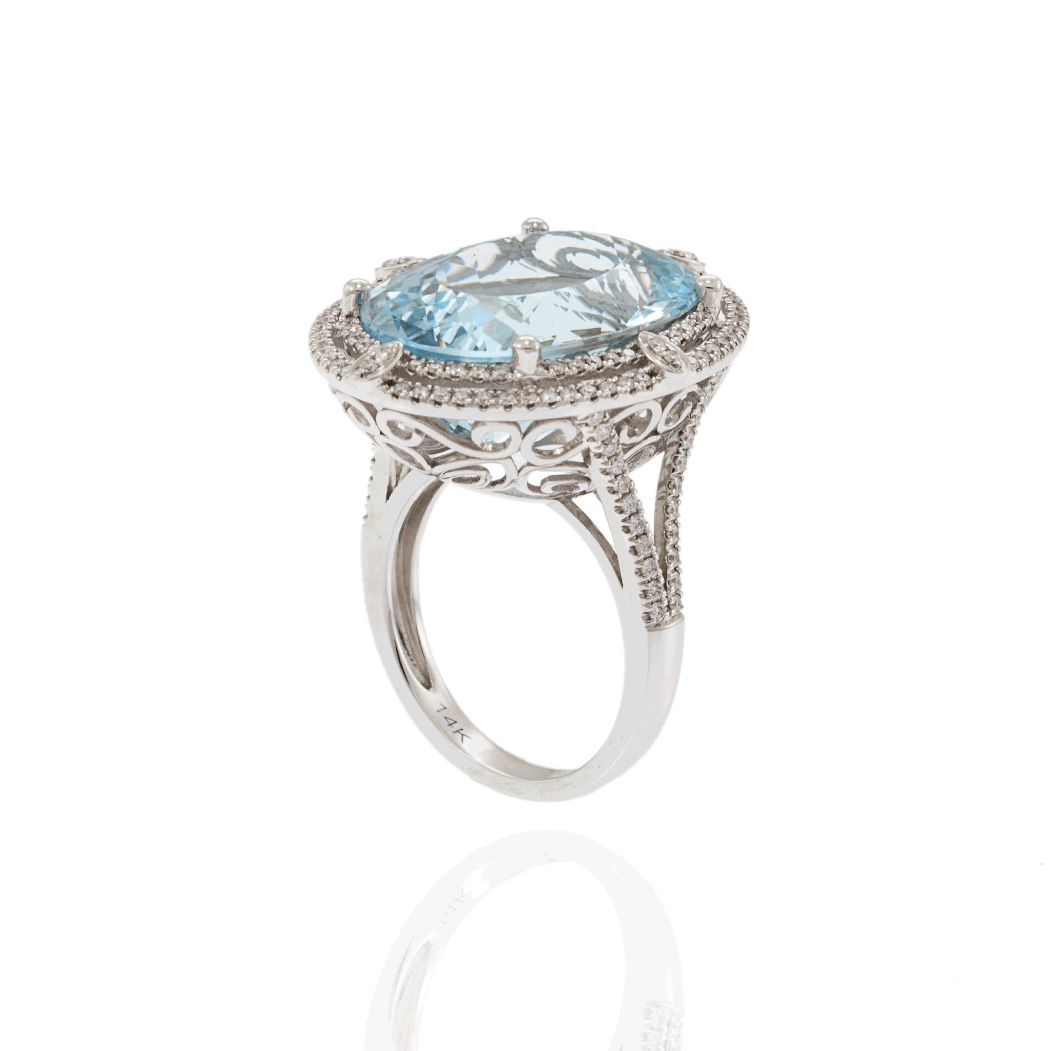 Este elegante anillo está elaborado en oro blanco de 14 quilates. Presenta una llamativa aguamarina azul ovalada de 23,6 quilates, rodeada de diamantes blancos redondos (color G, claridad SI1).

La aguamarina está engastada en un halo de