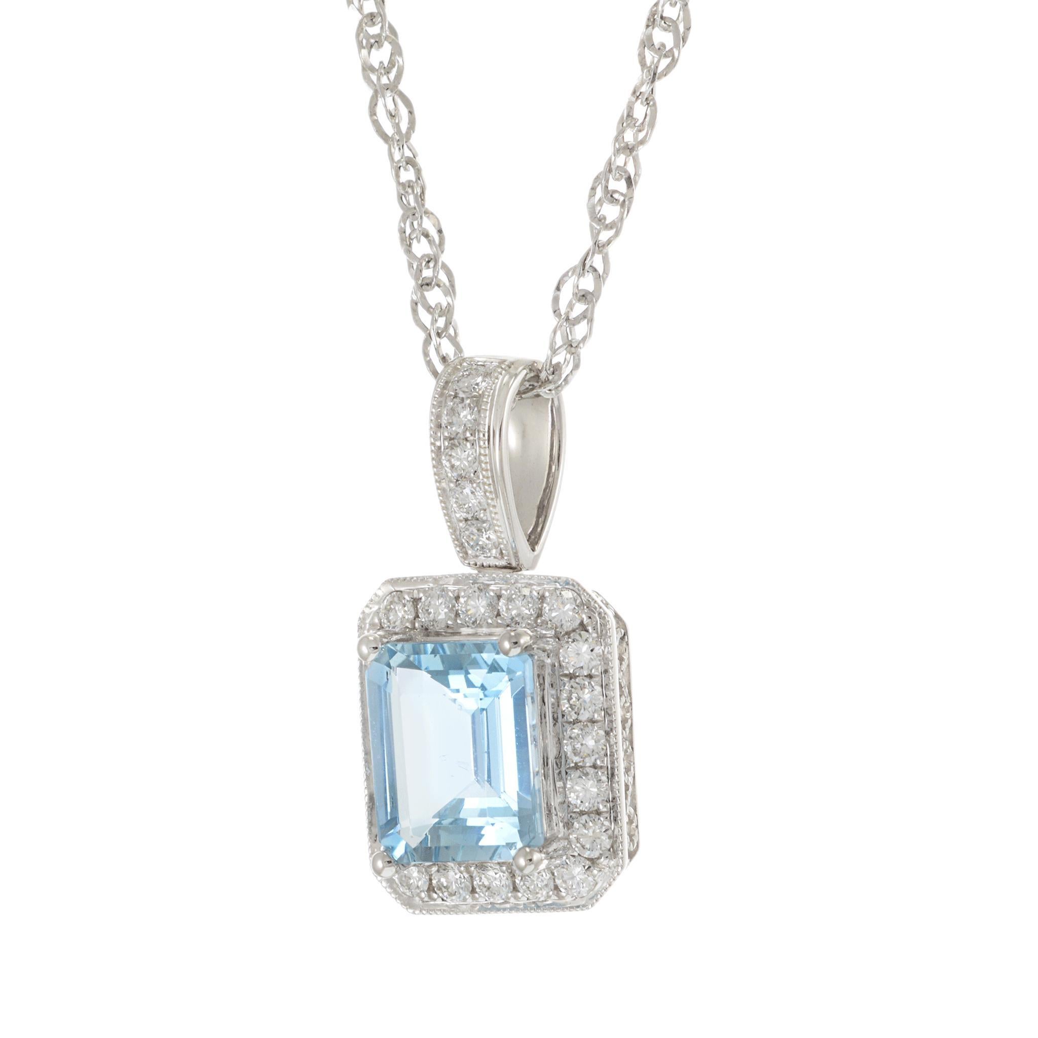 Questa graziosa collana con ciondolo è caratterizzata da un'acquamarina taglio smeraldo di 2,35 carati incorniciata da un'aureola di diamanti tondi a brillante per un totale di 0,54 carati. L'incastonatura e la cauzione abbinata sono realizzate in