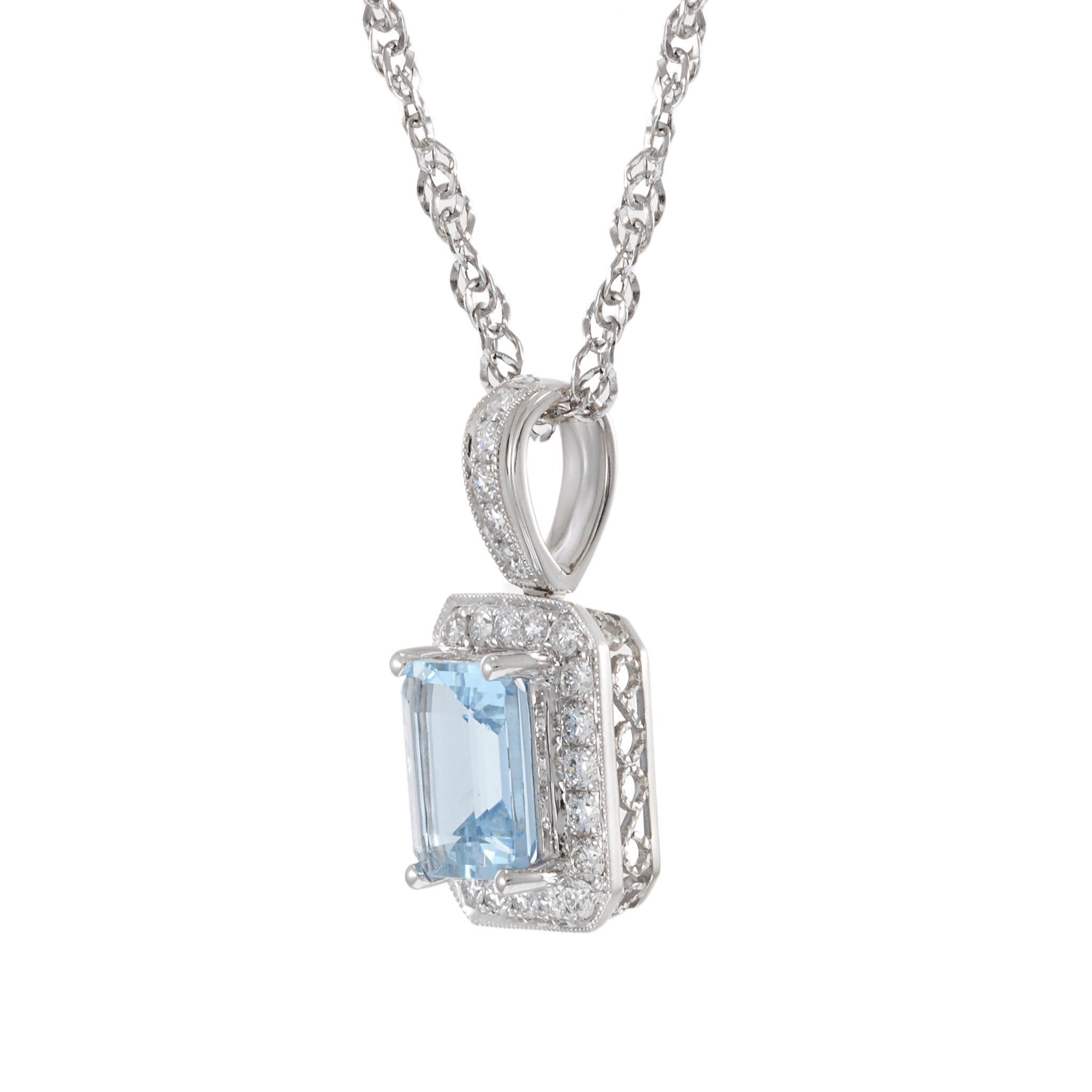 Taglio smeraldo Collana con ciondolo in oro bianco 14KT con acquamarina e diamanti in vendita