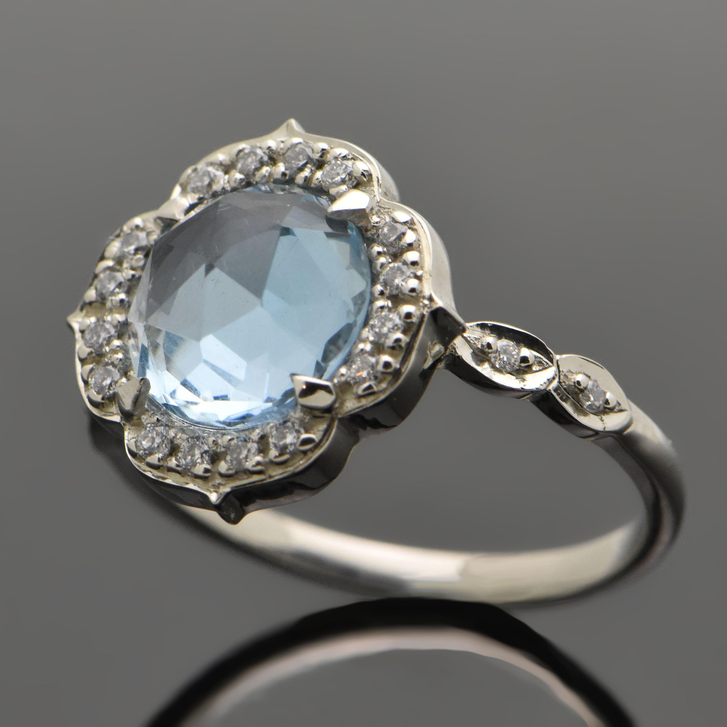 Round Cut 14kt White Gold Aquamarine and Diamonds Ring For Sale