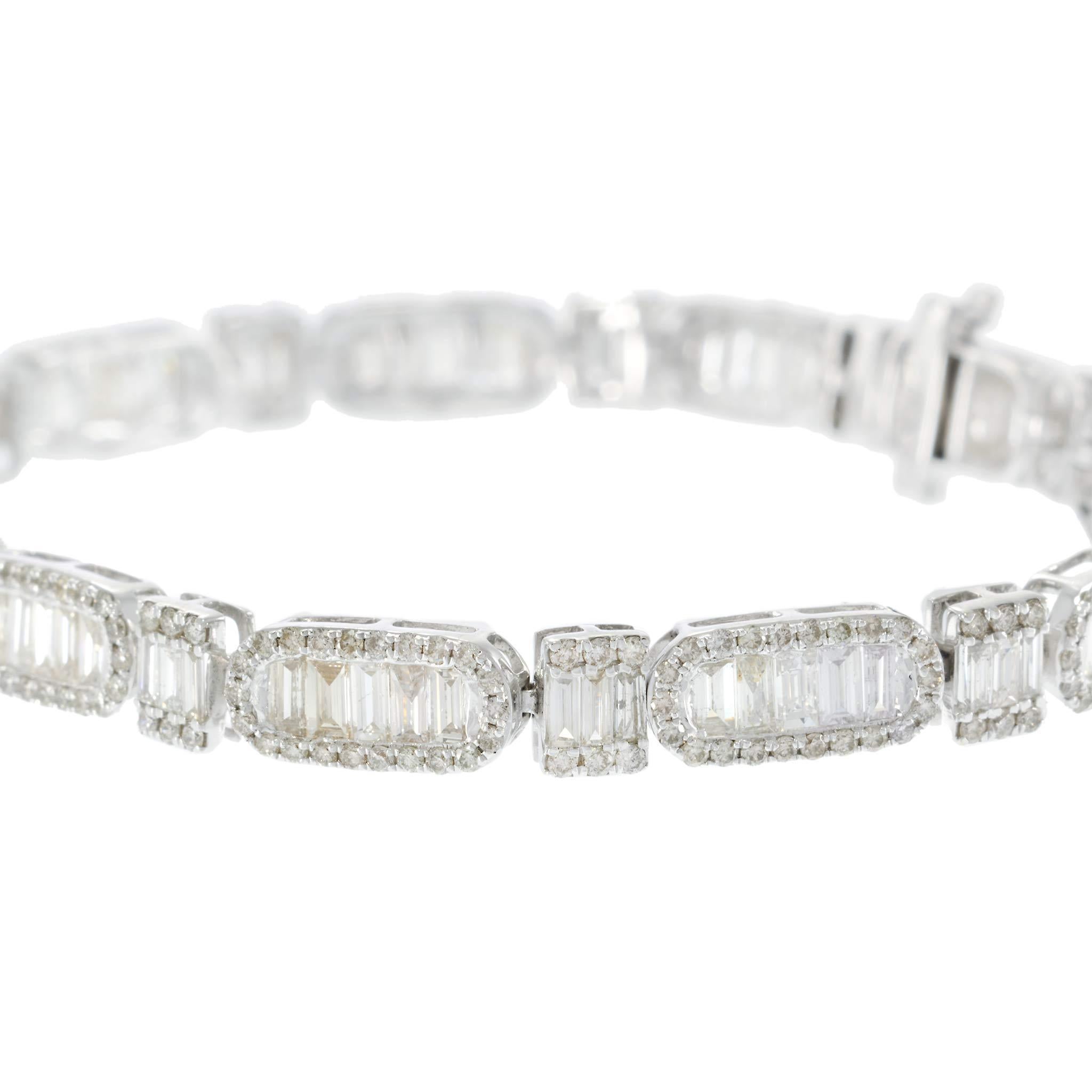 14KT White Gold Baguette and Round Cut Diamond Bracelet Corte baguette en venta
