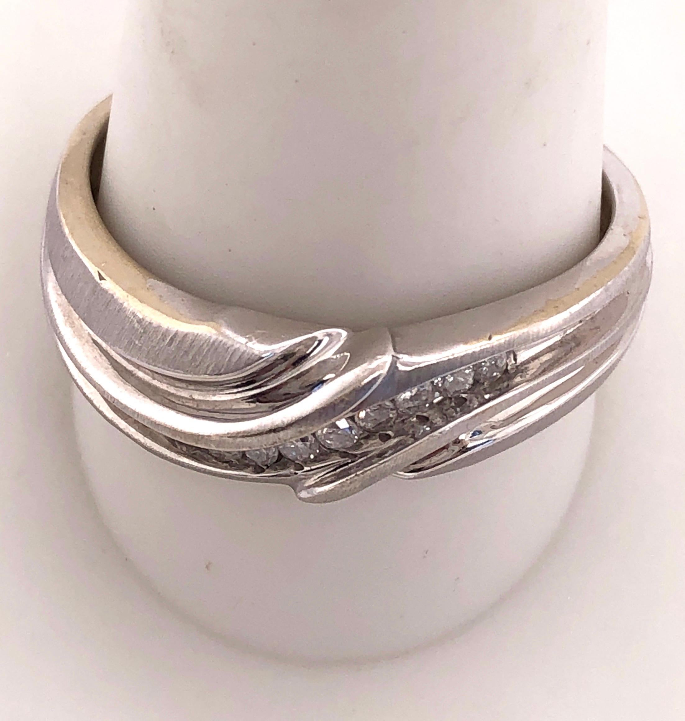 14 Karat White Gold Band Ring Wedding Band .20 Total Diamond Weight In Good Condition For Sale In Stamford, CT