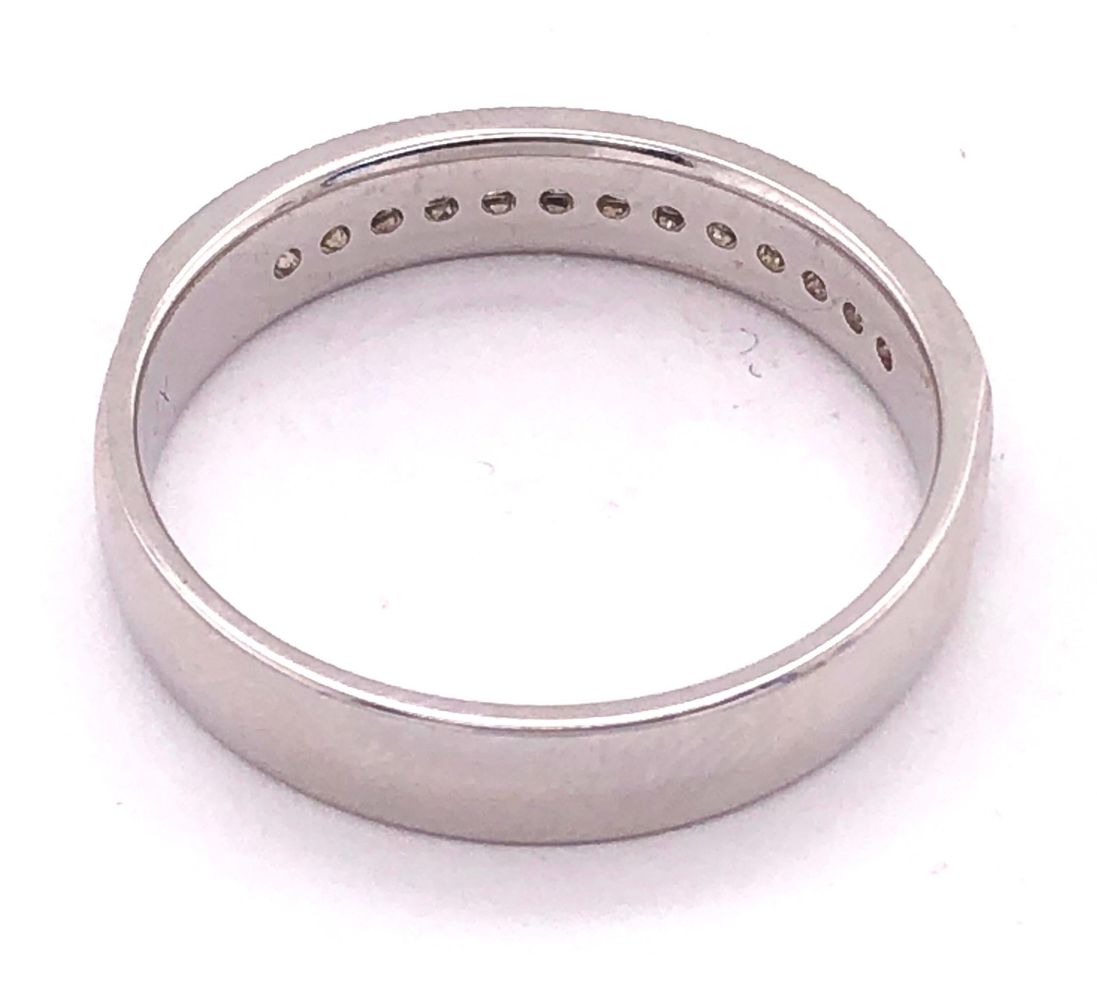 14 Karat Weißgold Band Ring Ehering mit 0,25 Gesamtgewicht Diamant im Angebot 2