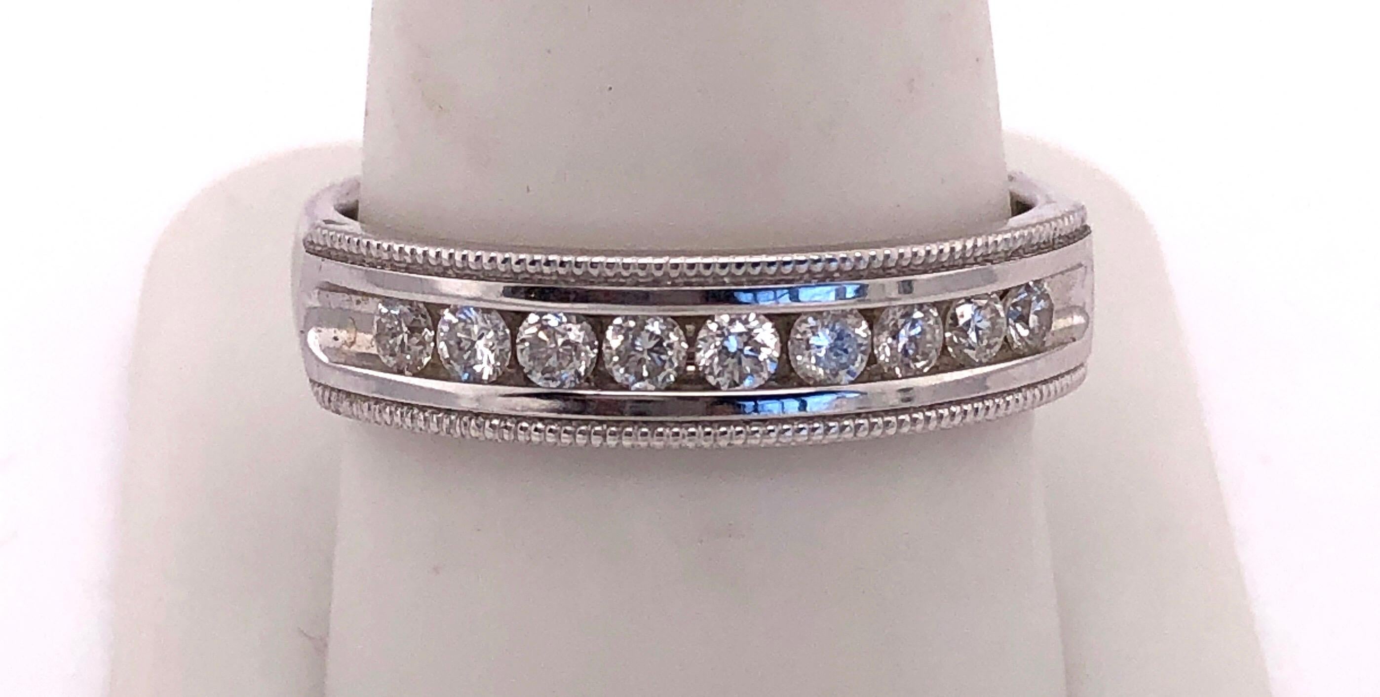 14 Karat White Gold Band Ring Wedding Ring with 9 Round Diamonds In Good Condition For Sale In Stamford, CT